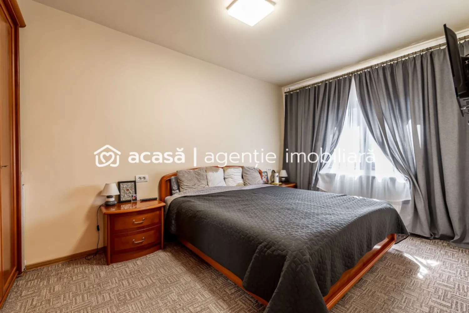 Apartament renovat cu 2 camere Micalaca etaj 3 Comision 0 - Comision 0%
Vă oferim spre vânzare un apartament cu 2 camere semidecomandat, situat la etajul 3, pe strada Alba Iulia din cartierul Micalaca, cu vedere către zona 300.
Apartamentul a fost recent renovat, baia are fereastra si cabina de dus, locuinta dispune de centrală termică proprie pe gaz, balcon deschis și se vinde complet mobilat și utilat, fiind pregătit pentru mutare imediată.
Locuința reprezintă o alegere excelentă atât pentru locuit, cât și pentru investiție, datorită poziției bune și costurilor reduse de întreținere.

📞 Pentru detalii și programarea unei vizionări:
Jasmina Uglesits - 0740814770 Consultant imobiliar - Agenția ACASĂ Arad

Nu dispui de toată suma? Te ajutăm noi gratuit! Îți obținem oferte de la 16 bănci.
Ai o proprietate de vânzare în Arad și vrei să știi cât valorează cu adevărat?

Birou: ACASĂ | Agenție imobiliară Arad
Adresă: Bulevardul Decebal 2, Arad 310133