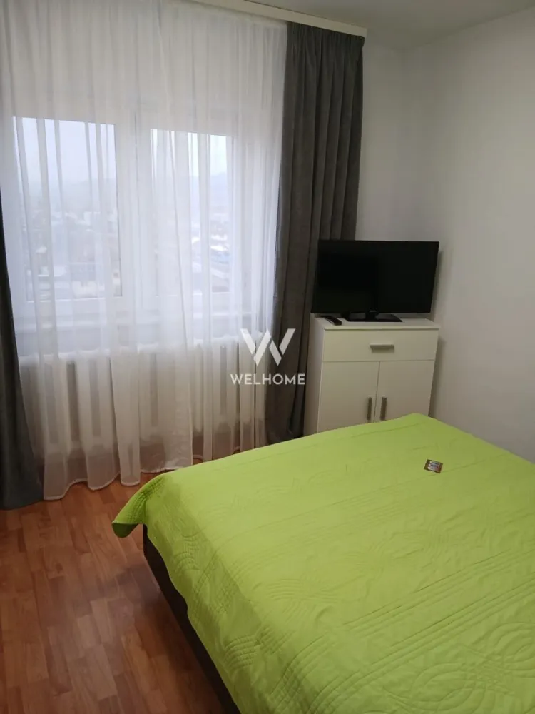 Apartament 3 camere de închiriat – spațios, luminos, gata de mutat - Se oferă spre închiriere apartament cu 3 camere, cu o suprafață utilă de 72 mp, situat la etajul 7 din 8 al unui imobil bine întreținut,dotat cu lift. Apartamentul este luminos și bine compartimentat, oferind un spațiu confortabil pentru locuire. Compartimentarea include un living primitor, două dormitoare, bucătărie separată și baie. La nivelul etajului există un balcon comun, deschis, util pentru aerisire și relaxare. Locuința este mobilată și utilată, gata de mutare, și se află într-o zonă accesibilă, cu acces facil către magazine, mijloace de transport și alte puncte de interes. Potrivit pentru persoane sau familii care caută un apartament spațios, situat la etaj superior, cu priveliște și liniște. Preț: 450 euro Se percepe comision 50% din prețul unei chirii. Detalii și vizionări: 0743030351 }}