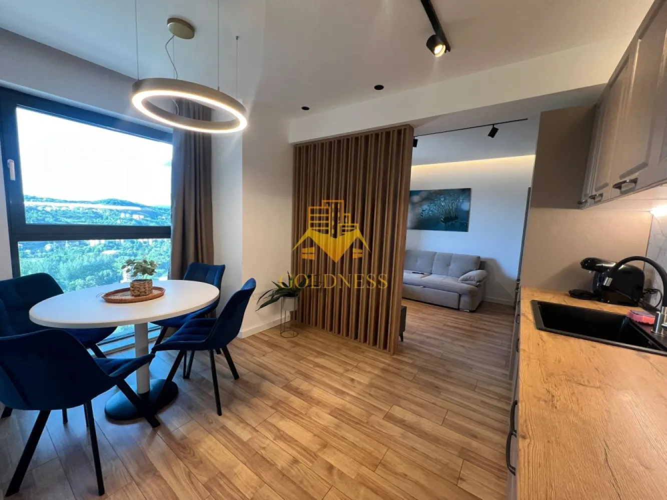 2 camere,parcare, bloc nou, terasa,Manastur, West City, Calea Floresti - GOLDNESS Imobiliare vă propune spre închiriere un apartament cu o camera complet mobilat și utilat, la etajul 18 într-un imobil de 28 etaje, în cartierul Manastur. Apartamentul este compartimentat astfel:
 - living cu bucatarie open-space complet utilată, canapea extensibla, loc de servit masa, pat matrimonial
 - dormitor cu pat matrimonial, spatiu pentru depozitare, noptiere
 - baie cu cabina de dus calorifer port prosop inox și dulap pentru depozitare.
 - terasa de 7 mp.
 
Imobilul este dotat cu toate cele necesare- centrală proprie, mașină de spălat haine, frigider, plită electrică, hotă, etc. 
Se află în apropierea stațiilor de transport în comun, magazine, restaurante, spații verzi, farmacii, etc. 
Se poate inchiria parcare subterana cu 50 euro!

Dacă sunteți interesați de acest apartament și doriți să îl vizionați, dar și pentru alte oferte sau detalii nu ezitați să ne contactați telefonic sau prin e-mail - goldnessimobiliare@gmail.com. Vă stăm la dispoziție!
Pentru intermediere se percepe un comision de 50% din prețul chiriei!