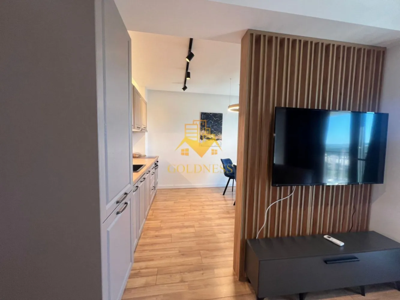 2 camere,parcare, bloc nou, terasa,Manastur, West City, Calea Floresti - GOLDNESS Imobiliare vă propune spre închiriere un apartament cu o camera complet mobilat și utilat, la etajul 18 într-un imobil de 28 etaje, în cartierul Manastur. Apartamentul este compartimentat astfel:
 - living cu bucatarie open-space complet utilată, canapea extensibla, loc de servit masa, pat matrimonial
 - dormitor cu pat matrimonial, spatiu pentru depozitare, noptiere
 - baie cu cabina de dus calorifer port prosop inox și dulap pentru depozitare.
 - terasa de 7 mp.
 
Imobilul este dotat cu toate cele necesare- centrală proprie, mașină de spălat haine, frigider, plită electrică, hotă, etc. 
Se află în apropierea stațiilor de transport în comun, magazine, restaurante, spații verzi, farmacii, etc. 
Se poate inchiria parcare subterana cu 50 euro!

Dacă sunteți interesați de acest apartament și doriți să îl vizionați, dar și pentru alte oferte sau detalii nu ezitați să ne contactați telefonic sau prin e-mail - goldnessimobiliare@gmail.com. Vă stăm la dispoziție!
Pentru intermediere se percepe un comision de 50% din prețul chiriei!
