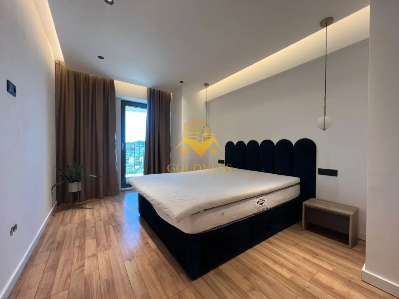2 camere,parcare, bloc nou, terasa,Manastur, West City, Calea Floresti - GOLDNESS Imobiliare vă propune spre închiriere un apartament cu o camera complet mobilat și utilat, la etajul 18 într-un imobil de 28 etaje, în cartierul Manastur. Apartamentul este compartimentat astfel:
 - living cu bucatarie open-space complet utilată, canapea extensibla, loc de servit masa, pat matrimonial
 - dormitor cu pat matrimonial, spatiu pentru depozitare, noptiere
 - baie cu cabina de dus calorifer port prosop inox și dulap pentru depozitare.
 - terasa de 7 mp.
 
Imobilul este dotat cu toate cele necesare- centrală proprie, mașină de spălat haine, frigider, plită electrică, hotă, etc. 
Se află în apropierea stațiilor de transport în comun, magazine, restaurante, spații verzi, farmacii, etc. 
Se poate inchiria parcare subterana cu 50 euro!

Dacă sunteți interesați de acest apartament și doriți să îl vizionați, dar și pentru alte oferte sau detalii nu ezitați să ne contactați telefonic sau prin e-mail - goldnessimobiliare@gmail.com. Vă stăm la dispoziție!
Pentru intermediere se percepe un comision de 50% din prețul chiriei!