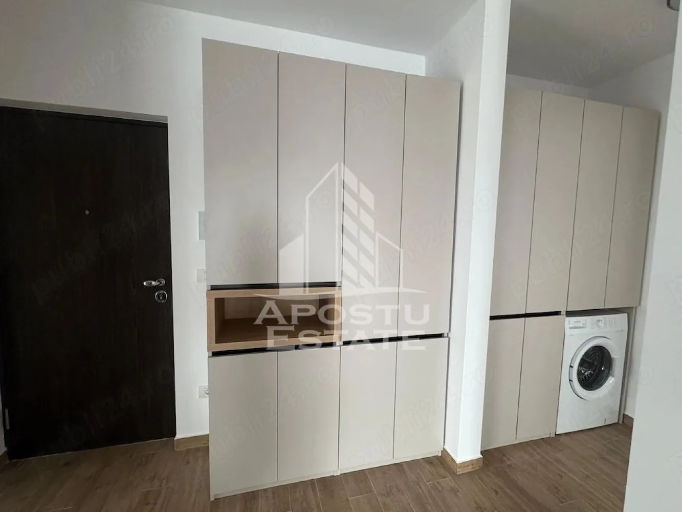 Apartament cu 2 camere de inchiriat, Dumbravita, Timisoara - Agentia imobiliara APOSTU ESTATE va propune spre inchiriere un apartament cu 2 camere spatios si luminos, situat in Dumbravita, o zona linistita si bine pozitionata, potrivit pentru cupluri, familii sau studenti care isi doresc o locuinta unde sa se simta confortabil si cu acces facil catre scoli, facultati, statii de autobuz si magazine.

Suprafata utila: 52 mp
Compartimentare eficienta:
- Hol de acces
- Bucatarie inchisa, complet mobilata si utilata, cu loc de luat masa
- Baie prevazuta cu cada si ventilatie artificiala
- Dormitor cu pat matrimonial
- Balcon

Confort si facilitati:
- Centrala proprie cu incalzire in pardoseala
- Loc de parcare inclus in pret
- Dressing
- Aer conditionat
- Apartamentul este complet mobilat si utilat de catre proprietar

Localizare: zona Dumbravita, in apropiere de Kaufland, Mega Image, Auchan, restaurante si mijloace de transport in comun

Ideal pentru:
- Cupluri
- Familii
- Studenti

Pret chirie: 450€
Programeaza o vizionare pentru a-ti putea imagina viitorul aici!
ID intern: CP3162354