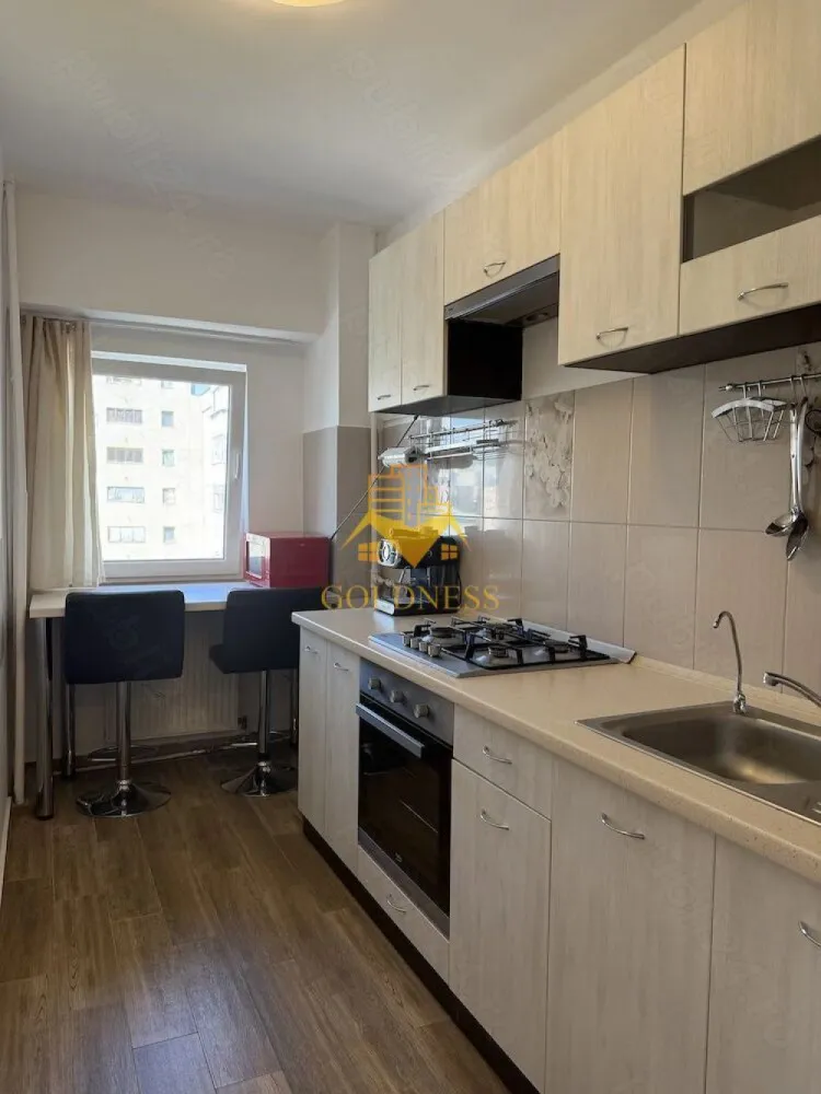1 camera studio, Manastur, zona Kaufland, USAMV, UMF, Platinia - GOLDNESS Imobiliare vă propune spre închiriere un apartament cu o camera tip studio complet mobilat și utilat, la etajul 5 într-un imobil de 8 etaje, în cartierul Manastur.

Apartamentul este compartimentat astfel:
 - camera cu pat matrimonial, canapea extensibila dressing, spatiu pentru depozitare, birou
 - bucatarie complet mobilata si utilataloc de servit masa 
 - baie cu cabina de dus, calorifer port prosop inox și dulap pentru depozitare.
 - balcon de 4 mp.

Imobilul este dotat cu toate cele necesare - mașină de spălat haine, frigider, plită pe gaz, etc. 
Se află în apropierea stațiilor de transport în comun, magazine, restaurante, spații verzi, farmacii, etc. 

Dacă sunteți interesați de acest apartament și doriți să îl vizionați, dar și pentru alte oferte nu ezitați să ne contactați telefonic sau prin e-mail. Vă stăm la dispoziție!
Pentru intermediere se percepe un comision de 50% din prețul chiriei!