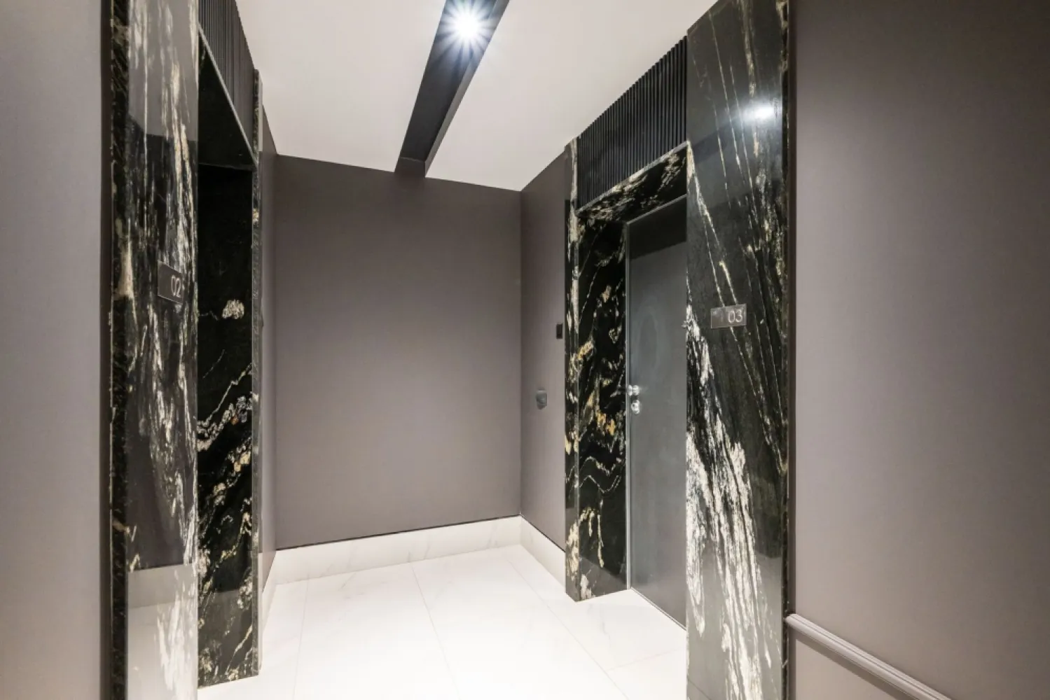 [VIDEO] IANCU NICOLAE | PISCINA EXTERIOARA | CURTE 84 mp | ULTRA LUX - ✅Pentru o perspectiva mai buna asupra imobilului, va invitam sa vizionati Video-ul de prezentare✅

New Place Real Estate Company va propune spre vanzare un apartament spatios si inteligent compartimentat, situat intr un Ansamblu Rezidential din zona de nord a Capitalei, intr-o oaza de liniste, cu aer curat si acces facil catre toate punctele de interes. Situat in zona Erou Iancu Nicolae, Ansamblul este plin de rafinament fiind locul ideal in care vei beneficia de intimitatea necesara de fiecare data cand pasesti acasa si unde vei gasi o comunitate formata din locatari care impartasesc aceleasi valori cu tine.

Ansamblul are o arhitectura moderna, este format din cladiri cu regim de inaltime mica (P+2+3R+4R), fiind este construit pe un lot de 8,000 mp de teren, amprenta constructiei avand doar 3,000 mp, parcarile fiind prevazute doar la subteran, avand curti interioare cu spatii verzi generoase care includ o piscina si loc de joaca pentru copii.

Apartamentul se afla situat la Parter si are o curte cu suprafata de 84.00 mp si o suprafata utila totala de 97.10 mp, suprafata desfasurata fiind impartita astfel: living cu suprafata de 23.70 mp, bucatarie semideschisa cu suprafata de 7.10 mp, dormitor matrimonial cu suprafata de 18.80 mp cu o baie proprie cu suprafata de 4.00 mp, 2 dormitoare secundare cu suprafete de 14.40 mp respectiv 13.10 mp, grup sanitar cu suprafata de 3.50 mp si hol cu suprafata de 12.50 mp.

Sepaprat se poate achizitiona si un loc de parcare situat la subteranul imobilului la pretul de 25,000 Eur+TVA.

Finisajele de top si facilitatile exclusive completeaza calitatea constructiei, oferind un confort sporit rezidentilor ansamblului:
- Piscina exterioara
- Loc de joaca pentru copii
- Spatii pietonale largi si pline de verdeata
- Centrala de imobil
- Video interfon
- Locatie ideala
- Branduri de top atat pentru finisaje cat si pentru materialele de constructie

Pentru mai multe detalii sau pentru a programa o vizionare, nu ezitati sa ne contactati.

Aceasta oferta apartine New Place Real Estate Company.