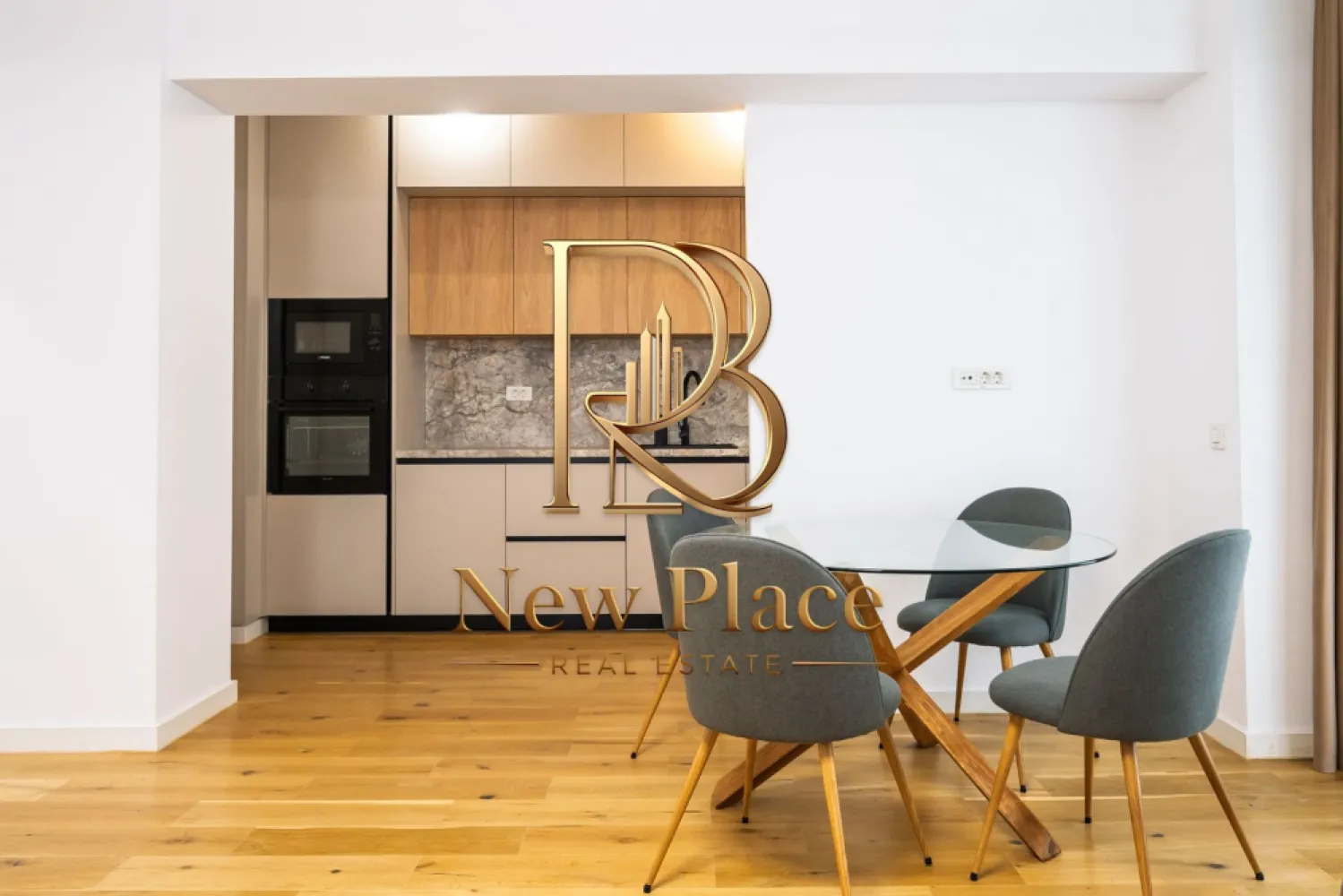 First Estate Pipera | Terase de 19 mp | Etaj intermediar | LUX - New Place Real Estate Company va propune spre inchiriere un apartament situat intr un Ansamblu rezidential dezvoltat in polul de business al Bucurestiului, un ansamblu care redefineste standardele de confort al locuintei, prin calitate si inovatie in constructie, finisaje superioare, compartimentari inteligente si solutii unice de eficientizare energetica.

Apartamentul este situat la Etajul 4/8 si are o suprafata utila totala de 92.70 mp (din care un balcon de 14.70 mp si inca unul de 4.20 mp), suprafata desfasurata astfel: living si dining cu suprafata de 23.00 mp, bucatarie semideschisa cu suprafata de 8.30 mp, dormitor matrimonial cu suprafata de 13.27 mp cu o baie proprie de 4.80 mp, dormitor secundar cu suprafata de 12.60 mp, baie cu suprafata de 3.70 mp si hol cu suprafata de 7.70.

Apartamentul dispune de un loc de parcare care se poate inchiria separat pentru suma de 70 Eur/Luna.

Acest ansamblu rezidential ofera INCALZIRE GRATUITA pentru toate apartamentele din ansamblu! Dispune de un sistem de pompe de caldura geotermala, precum si de un sistem de panouri fotovoltaice. Productia de energie asigurata de aceste sisteme, combinata cu o compartimentare inteligenta a apartamentelor, acopera atat incalzirea eficienta a locuintelor si spatiilor comune, precum si racirea pasiva (prin pardoseala). Costurile de incalzire sunt zero, avand in vedere ca productia de energie verde a ansamblului va avea un excedent anual de peste 50%. Incalzirea se realizeaza prin pardoseala si exista un sistem de monitorizare si control cu termostatare per apartament, cu multizonare in fiecare camera.

In ansamblu se afla doua parcuri verzi, proiectate meticulos pentru repaus si activitate fizica. Acestea ofera spatii pentru destindere, locuri de joaca pentru cei mici si echipamente de fitness pentru exercitii fizice in aer liber.

Finisajele de top completeaza calitatea constructiei, oferind un confort sporit rezidentilor ansamblului:
- Usi de intrare in cladire SCHUCO
- Usi de interior PORTA DOORS
- Lifturi de ultima generatie OTIS
- Usi de intrare in apartament GOLDEN DOOR
- Parchet triplu stratificat BARLINEK
- Tamplarie din PVC VEKA SOFTLINE82
- Gresie & faianta LA PAMESA / MARAZZI
- Obiecte sanitare DALET
- Baterii & accesorii de baie KLUDI
- Compartimentare interioara cu sistem din blocheți de ipsos KNAUF

Pentru mai multe detalii sau oferte similare, nu ezitati sa ne contactati.

Aceasta oferta apartine New Place Real Estate Company.