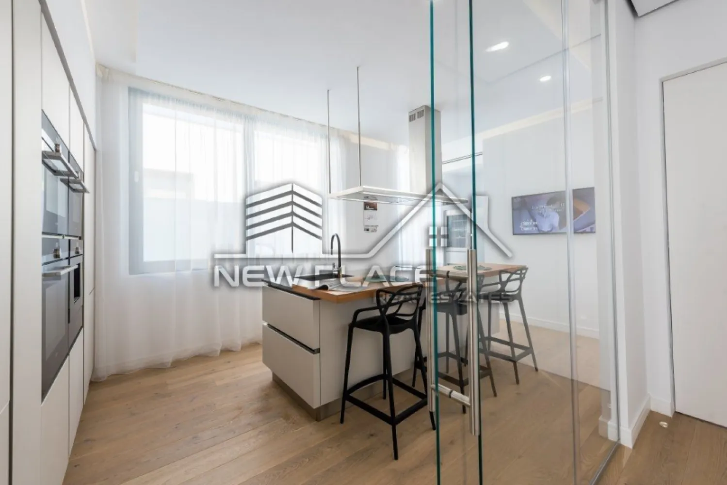 Cortina Residence | Penthouse unicat | Vedere panoramica | Ultra Lux - New Place Real Estate Company va propune spre inchiriere un penthouse unicat situat intr-un complex rezidential din zona Herastrau.

Penthouse in bloc nou Herastrau - Cortina Residence, complet mobilat si utilat nou, mobilat lux, suprafata utila 148.42 mp, terasa 67.28 mp, suprafata totala 215.70 mp, Etajul 13.

Penthouse-ul dispune de 3 locuri de parcare situate la subteran.

Usi interioare din lemn, parchet stratificat import calitate superioara, gresie si faianta import, baile utilate cu obiecte sanitare calitate superioara (marca ROCA/LAUFEN) si oglinzi, aer conditionat centralizat DAIKIN, prize/intrerupatoare de import calitate superioara.

Atat penthouse-ul cat si spatiile comune ale intregului ansamblu beneficiaza de finisaje de calitate superioara de lux.

Cortina Residence este un ansamblu rezidential localizat in zona de Nord a Bucurestiului, in Sectorul 1, ce beneficiaza de proximitatea Parcului Herastrau dar si de accesul facil catre Soseaua Bucuresti Ploiesti/Centura/Aeroportul Otopeni sau catre centrul orasului facand legatura cu Strada Nicolae G. Caramfil, Strada Barbu Vacarescu, Calea Floreasca sau Bulevardul Aviatorilor.

Pentru mai multe detalii sau oferte similare, nu ezitati sa ne contactati.

Aceasta oferta apartine New Place Real Estate Company.