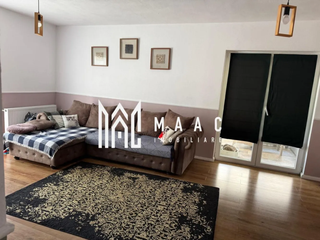 Casă tip duplex | 109 mpu | Bavaria Park Sibiu - MAAC Imobiliare va propune spre vanzare o casă modernă tip duplex situată în cartierul Bavaria din Sibiu, într-o zonă exclusivistă de case, liniștită, cu acces restricționat, ideală pentru cei care își doresc intimitate, confort și siguranță. Imobilul are o suprafață utilă de 109 mp, este mobilat și utilat complet și este dispus pe două niveluri, astfel: Parter: hol de acces bucătărie baie cu geam living spațios spațiu de depozitare (dressing) terasă generoasă, perfectă pentru relaxare Etaj: 3 dormitoare baie cu cadă dressing la unul dintre dormitoare balcon hol acces la pod Duplexul beneficiază de o grădină de aproximativ 150 mp, frumos amenajată, ideală pentru momentele petrecute în aer liber. Un alt mare avantaj al proprietății este priveliștea spectaculoasă spre Munții Făgăraș, precum și amplasarea pe o stradă liniștită, cu trafic redus și puține proprietăți în vecinătate. Această proprietate este alegerea ideală pentru o familie care caută liniște, confort și un stil de viață premium, într-un cadru natural deosebit, dar totodată aproape de oraș. Pentru mai multe detalii si programarea unei vizionari va rugam sa specificati ID: CP2893059. }}