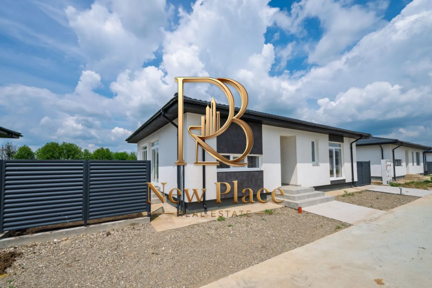 Casa individuala | 338 mp teren | Pompa caldura+Fosa+Put | 154,550+TVA - New Place Real Estate Company va propune spre vanzare un imobil situat in Dimieni, compus din Parter si Pod.

Imobilul este situat intr o zona rezidentiala, retrasa de la agitatia si traficul arterelor principale.

Imobilul are la Parter o suprafata utila totala de 118.30 mp si este compartimentat astfel: Living cu Bucatarie open space de 34.10 mp, 3 Dormitoare de 19.20 mp, 13.30 mp si respectiv 12.30 mp, o Baie de 3.70 mp, un Grup sanitar de 3.50 mp, Hol de 11.40 mp si o Terasa de 17.60 mp. Podul are o suprafata de 12 mp si poate fi folosit ca o zona de depozitare.

Imobilul se vinde nemobilat, asa cum se observa in pozele de prezentare.

Finisajele de top completeaza calitatea constructiei, oferind imobilului un confort sporit:
- Pompa de caldura Midea 10 kw
- Put propriu cu hidrofor
- Fosa septica ecologica cu dren si tratarea apei
- Alimentare cu energie electrica 380V cu 15 kw putere
- Incalzire in pardoseala pe placa cu nuturi si distribuitor Romstal
- Polistiren etrudat sub placa de pardoseala de 5 cm grosime
- Termoizolatie cu polistiren de 15 cm
- Baile sunt dotate cu obiecte sanitare, baterii & accesorii de baie

Terenul pe care este amplasat Imobilul are o suprafata de 338 mp (20.53ml * 16.64 ml).

Pentru mai multe detalii, nu ezitati sa ne contactati.

Aceasta oferta apartine New Place Real Estate Company.