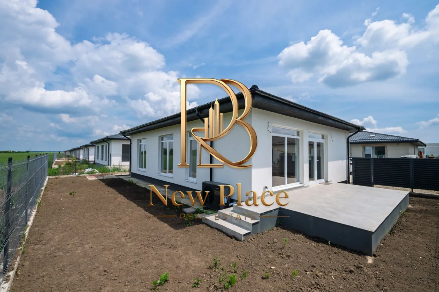 Casa individuala | 338 mp teren | Pompa caldura+Fosa+Put | 154,550+TVA - New Place Real Estate Company va propune spre vanzare un imobil situat in Dimieni, compus din Parter si Pod.

Imobilul este situat intr o zona rezidentiala, retrasa de la agitatia si traficul arterelor principale.

Imobilul are la Parter o suprafata utila totala de 118.30 mp si este compartimentat astfel: Living cu Bucatarie open space de 34.10 mp, 3 Dormitoare de 19.20 mp, 13.30 mp si respectiv 12.30 mp, o Baie de 3.70 mp, un Grup sanitar de 3.50 mp, Hol de 11.40 mp si o Terasa de 17.60 mp. Podul are o suprafata de 12 mp si poate fi folosit ca o zona de depozitare.

Imobilul se vinde nemobilat, asa cum se observa in pozele de prezentare.

Finisajele de top completeaza calitatea constructiei, oferind imobilului un confort sporit:
- Pompa de caldura Midea 10 kw
- Put propriu cu hidrofor
- Fosa septica ecologica cu dren si tratarea apei
- Alimentare cu energie electrica 380V cu 15 kw putere
- Incalzire in pardoseala pe placa cu nuturi si distribuitor Romstal
- Polistiren etrudat sub placa de pardoseala de 5 cm grosime
- Termoizolatie cu polistiren de 15 cm
- Baile sunt dotate cu obiecte sanitare, baterii & accesorii de baie

Terenul pe care este amplasat Imobilul are o suprafata de 338 mp (20.53ml * 16.64 ml).

Pentru mai multe detalii, nu ezitati sa ne contactati.

Aceasta oferta apartine New Place Real Estate Company.