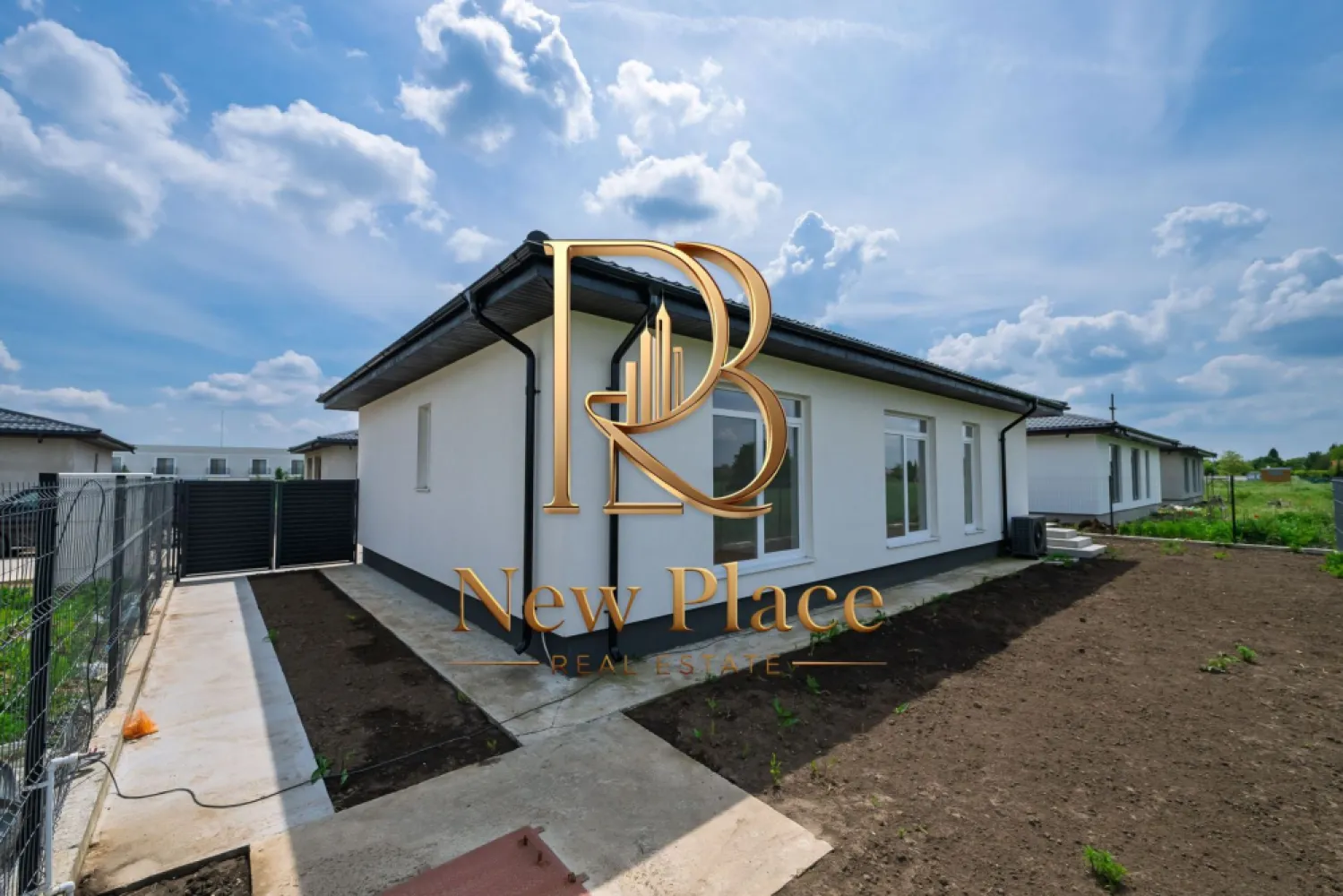 Casa individuala | 338 mp teren | Pompa caldura+Fosa+Put | 154,550+TVA - New Place Real Estate Company va propune spre vanzare un imobil situat in Dimieni, compus din Parter si Pod.

Imobilul este situat intr o zona rezidentiala, retrasa de la agitatia si traficul arterelor principale.

Imobilul are la Parter o suprafata utila totala de 118.30 mp si este compartimentat astfel: Living cu Bucatarie open space de 34.10 mp, 3 Dormitoare de 19.20 mp, 13.30 mp si respectiv 12.30 mp, o Baie de 3.70 mp, un Grup sanitar de 3.50 mp, Hol de 11.40 mp si o Terasa de 17.60 mp. Podul are o suprafata de 12 mp si poate fi folosit ca o zona de depozitare.

Imobilul se vinde nemobilat, asa cum se observa in pozele de prezentare.

Finisajele de top completeaza calitatea constructiei, oferind imobilului un confort sporit:
- Pompa de caldura Midea 10 kw
- Put propriu cu hidrofor
- Fosa septica ecologica cu dren si tratarea apei
- Alimentare cu energie electrica 380V cu 15 kw putere
- Incalzire in pardoseala pe placa cu nuturi si distribuitor Romstal
- Polistiren etrudat sub placa de pardoseala de 5 cm grosime
- Termoizolatie cu polistiren de 15 cm
- Baile sunt dotate cu obiecte sanitare, baterii & accesorii de baie

Terenul pe care este amplasat Imobilul are o suprafata de 338 mp (20.53ml * 16.64 ml).

Pentru mai multe detalii, nu ezitati sa ne contactati.

Aceasta oferta apartine New Place Real Estate Company.