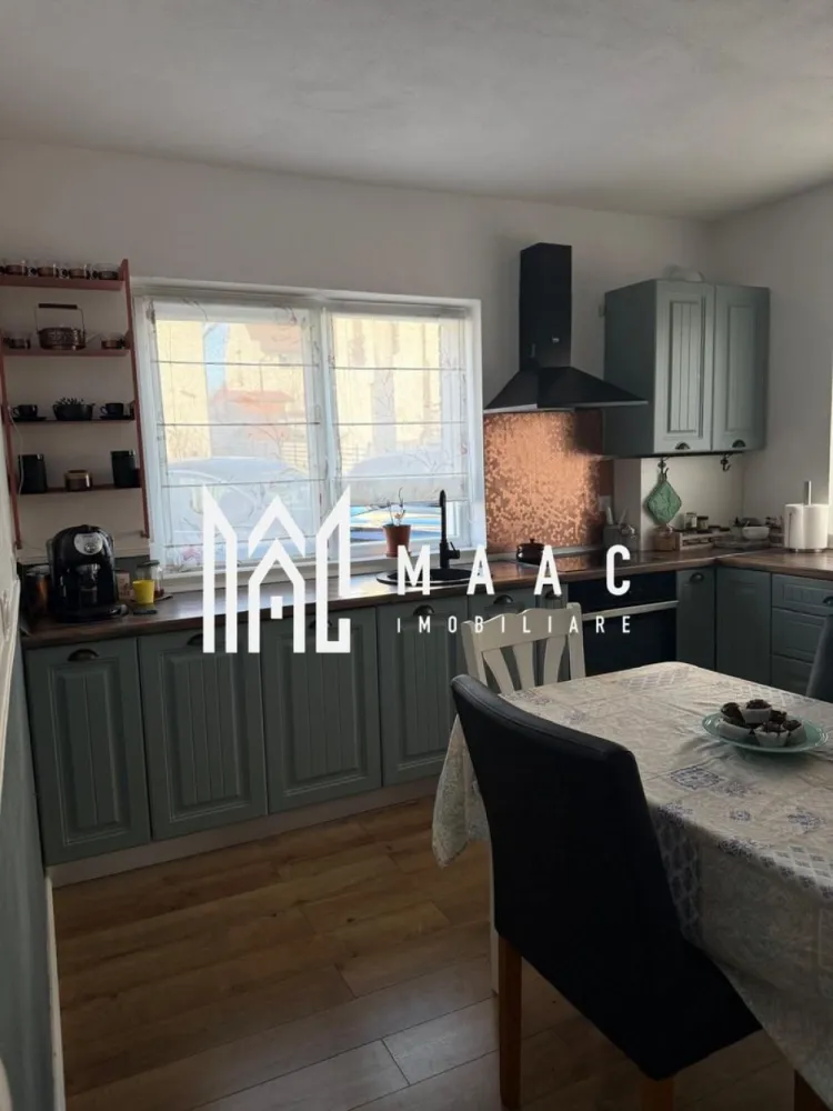 Casă tip duplex | 109 mpu | Bavaria Park Sibiu - MAAC Imobiliare va propune spre vanzare o casă modernă tip duplex situată în cartierul Bavaria din Sibiu, într-o zonă exclusivistă de case, liniștită, cu acces restricționat, ideală pentru cei care își doresc intimitate, confort și siguranță. Imobilul are o suprafață utilă de 109 mp, este mobilat și utilat complet și este dispus pe două niveluri, astfel: Parter: hol de acces bucătărie baie cu geam living spațios spațiu de depozitare (dressing) terasă generoasă, perfectă pentru relaxare Etaj: 3 dormitoare baie cu cadă dressing la unul dintre dormitoare balcon hol acces la pod Duplexul beneficiază de o grădină de aproximativ 150 mp, frumos amenajată, ideală pentru momentele petrecute în aer liber. Un alt mare avantaj al proprietății este priveliștea spectaculoasă spre Munții Făgăraș, precum și amplasarea pe o stradă liniștită, cu trafic redus și puține proprietăți în vecinătate. Această proprietate este alegerea ideală pentru o familie care caută liniște, confort și un stil de viață premium, într-un cadru natural deosebit, dar totodată aproape de oraș. Pentru mai multe detalii si programarea unei vizionari va rugam sa specificati ID: CP2893059. }}