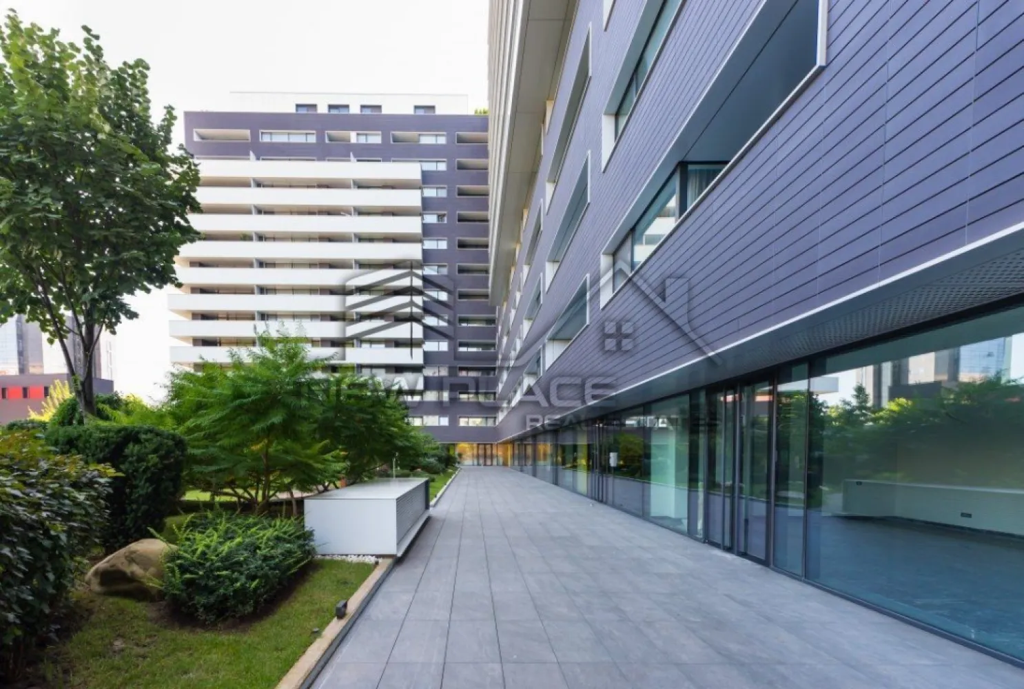 Cortina Residence | Spatiu comercial/birou | 750 Eur + TVA | LUX - New Place Real Estate Company va propune spre inchiriere un spatiu comercial situat intr-un complex rezidential din zona Herastrau.

Inchiriere spatiu comercial cu o suprafata de 30 mp format dintr o incapere open space si o baie, intr-un complex rezidential nou in Herastrau - Cortina Residence, situat la Parter cu vedere pe curtea interioara.

Spatiile comerciale ale intregului ansamblu beneficiaza de finisaje de calitate superioara de lux.

Cortina Residence este un ansamblu rezidential localizat in zona de Nord a Bucurestiului, in sectorul 1, ce beneficiaza de proximitatea Parcului Herastrau dar si de accesul facil catre Soseaua Bucuresti Ploiesti/Centura/Aeroportul Otopeni sau catre centrul orasului facand legatura cu Strada Nicolae G. Caramfil, Strada Barbu Vacarescu, Calea Floreasca sau Bulevardul Aviatorilor.

Pentru mai multe detalii sau oferte similare, nu ezitati sa ne contactati.

Aceasta oferta apartine New Place Real Estate Company.
