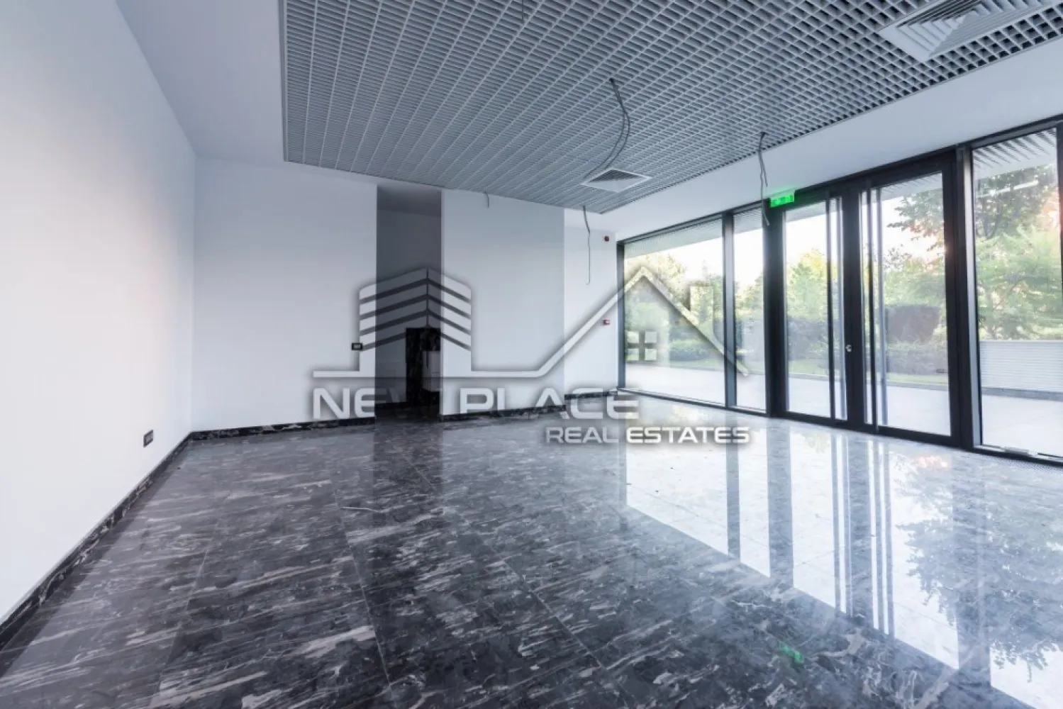 Cortina Residence | Spatiu comercial/birou | 750 Eur + TVA | LUX - New Place Real Estate Company va propune spre inchiriere un spatiu comercial situat intr-un complex rezidential din zona Herastrau.

Inchiriere spatiu comercial cu o suprafata de 30 mp format dintr o incapere open space si o baie, intr-un complex rezidential nou in Herastrau - Cortina Residence, situat la Parter cu vedere pe curtea interioara.

Spatiile comerciale ale intregului ansamblu beneficiaza de finisaje de calitate superioara de lux.

Cortina Residence este un ansamblu rezidential localizat in zona de Nord a Bucurestiului, in sectorul 1, ce beneficiaza de proximitatea Parcului Herastrau dar si de accesul facil catre Soseaua Bucuresti Ploiesti/Centura/Aeroportul Otopeni sau catre centrul orasului facand legatura cu Strada Nicolae G. Caramfil, Strada Barbu Vacarescu, Calea Floreasca sau Bulevardul Aviatorilor.

Pentru mai multe detalii sau oferte similare, nu ezitati sa ne contactati.

Aceasta oferta apartine New Place Real Estate Company.