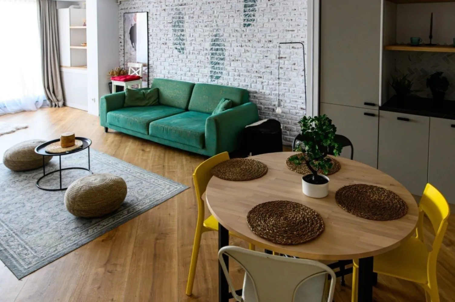 4City North | Apartament exclusivist | Vedere curtea interioara | Lux - New Place Real Estate Company va propune spre inchiriere un apartament intr-un ansamblu rezidential nou - 4City, cu o arhitectura moderna si eleganta, cu spatii verzi si gradini private - o curte interioara splendida, extrem de generoasa si sigura, loc de joaca si de plimbare, cu finisaje de top si o calitate excelenta a constructiei.

Apartamentul este situat la etajul 7, are o suprafata utila totala de 66.38 mp, o suprafata construita de 78.47 mp si este compus din: living cu bucatarie open space, dormitor, baie, hol si balcon.

Apartamentul include si un loc de parcare disponibil in parcarea supraterana a Ansamblului.

Ansamblul 4City va propune o evadare din aglomeratia Bucurestiului intr-un loc in care confortul si siguranta se disting, in armonie cu vibratia nebuna a capitalei.

Finisajele si dotarile sunt de cea mai buna calitate si anume:
- Centrala termica proprie;
- Unitate aer conditionat;
- Parchet laminat (grosime 8 mm) in living si dormitoare;
- Gresie si faianta premium in bai, bucatarii si holuri;
- Obiecte sanitare premium;
- Tamplarie exterioara termopan PVC;
- Lifturi silentioase premium;
- Interfon;
- Contoare individuale pentru utilitati.

Ansamblul 4City dispune de o localizare excelenta, fiind situat in Nordul Bucurestiului - Pipera, la cativa pasi de Lacul Saulei, in inima cartierului de business, intr-o zona linistita si sigura, cu acces direct la mall, benzinarii, gym, restaurant, scoli si gradinite.

Pentru mai multe detalii sau oferte similare, nu ezitati sa ne contactati.

Aceasta oferta apartine New Place Real Estate Company.