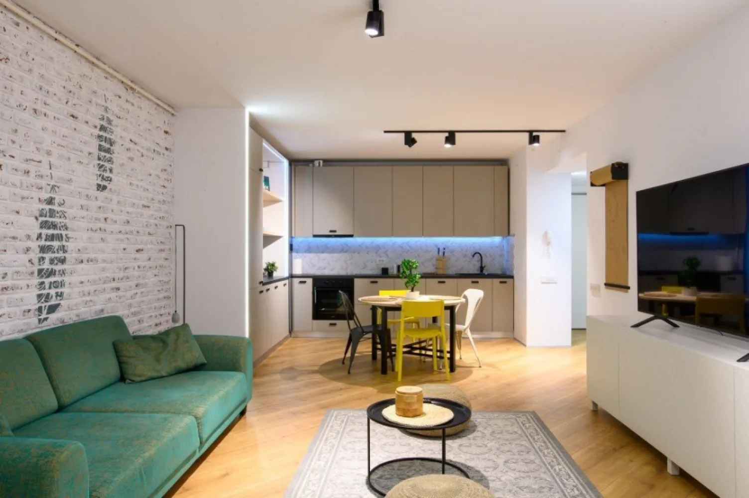 4City North | Apartament exclusivist | Vedere curtea interioara | Lux - New Place Real Estate Company va propune spre inchiriere un apartament intr-un ansamblu rezidential nou - 4City, cu o arhitectura moderna si eleganta, cu spatii verzi si gradini private - o curte interioara splendida, extrem de generoasa si sigura, loc de joaca si de plimbare, cu finisaje de top si o calitate excelenta a constructiei.

Apartamentul este situat la etajul 7, are o suprafata utila totala de 66.38 mp, o suprafata construita de 78.47 mp si este compus din: living cu bucatarie open space, dormitor, baie, hol si balcon.

Apartamentul include si un loc de parcare disponibil in parcarea supraterana a Ansamblului.

Ansamblul 4City va propune o evadare din aglomeratia Bucurestiului intr-un loc in care confortul si siguranta se disting, in armonie cu vibratia nebuna a capitalei.

Finisajele si dotarile sunt de cea mai buna calitate si anume:
- Centrala termica proprie;
- Unitate aer conditionat;
- Parchet laminat (grosime 8 mm) in living si dormitoare;
- Gresie si faianta premium in bai, bucatarii si holuri;
- Obiecte sanitare premium;
- Tamplarie exterioara termopan PVC;
- Lifturi silentioase premium;
- Interfon;
- Contoare individuale pentru utilitati.

Ansamblul 4City dispune de o localizare excelenta, fiind situat in Nordul Bucurestiului - Pipera, la cativa pasi de Lacul Saulei, in inima cartierului de business, intr-o zona linistita si sigura, cu acces direct la mall, benzinarii, gym, restaurant, scoli si gradinite.

Pentru mai multe detalii sau oferte similare, nu ezitati sa ne contactati.

Aceasta oferta apartine New Place Real Estate Company.