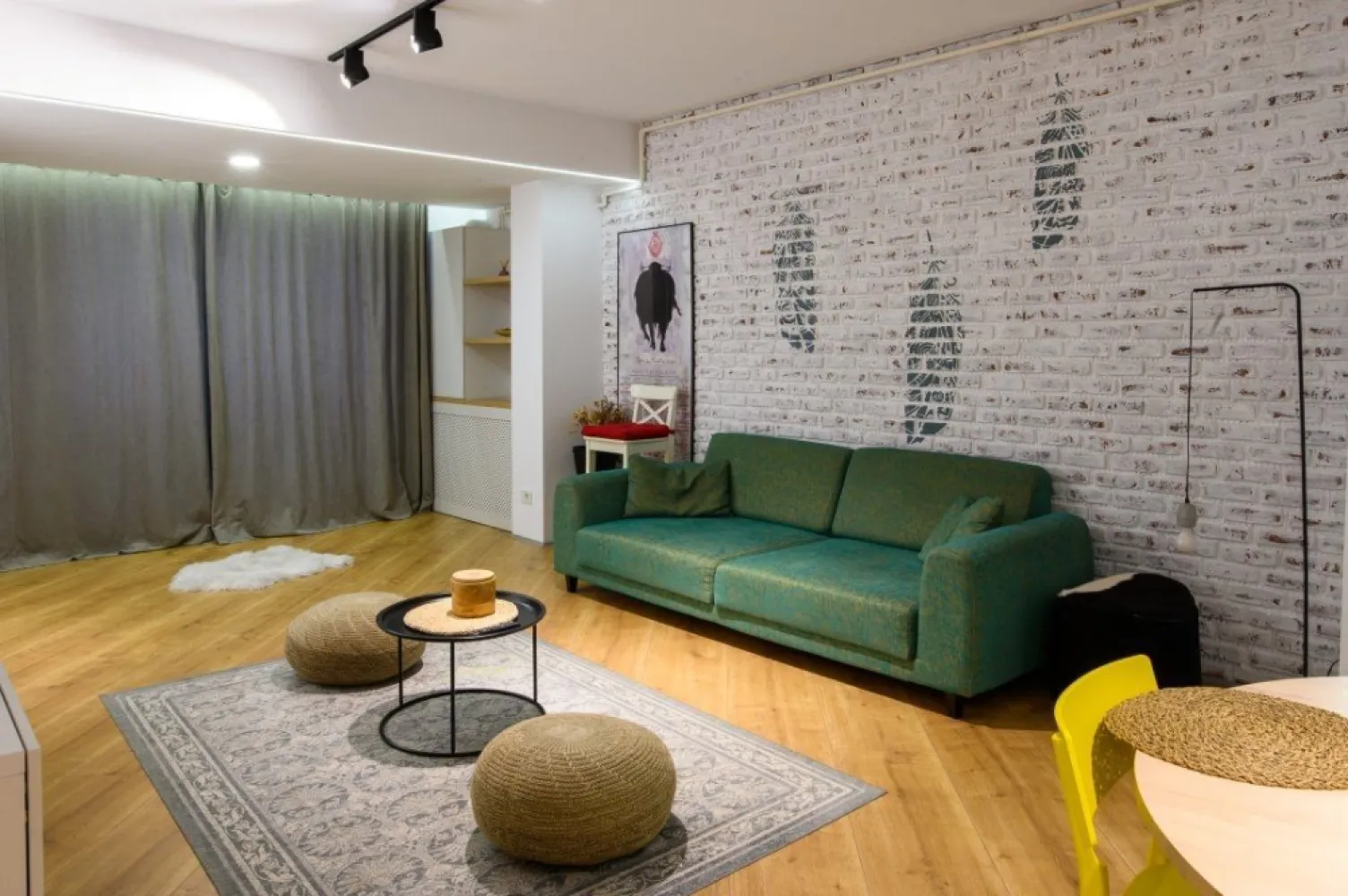 4City North | Apartament exclusivist | Vedere curtea interioara | Lux - New Place Real Estate Company va propune spre inchiriere un apartament intr-un ansamblu rezidential nou - 4City, cu o arhitectura moderna si eleganta, cu spatii verzi si gradini private - o curte interioara splendida, extrem de generoasa si sigura, loc de joaca si de plimbare, cu finisaje de top si o calitate excelenta a constructiei.

Apartamentul este situat la etajul 7, are o suprafata utila totala de 66.38 mp, o suprafata construita de 78.47 mp si este compus din: living cu bucatarie open space, dormitor, baie, hol si balcon.

Apartamentul include si un loc de parcare disponibil in parcarea supraterana a Ansamblului.

Ansamblul 4City va propune o evadare din aglomeratia Bucurestiului intr-un loc in care confortul si siguranta se disting, in armonie cu vibratia nebuna a capitalei.

Finisajele si dotarile sunt de cea mai buna calitate si anume:
- Centrala termica proprie;
- Unitate aer conditionat;
- Parchet laminat (grosime 8 mm) in living si dormitoare;
- Gresie si faianta premium in bai, bucatarii si holuri;
- Obiecte sanitare premium;
- Tamplarie exterioara termopan PVC;
- Lifturi silentioase premium;
- Interfon;
- Contoare individuale pentru utilitati.

Ansamblul 4City dispune de o localizare excelenta, fiind situat in Nordul Bucurestiului - Pipera, la cativa pasi de Lacul Saulei, in inima cartierului de business, intr-o zona linistita si sigura, cu acces direct la mall, benzinarii, gym, restaurant, scoli si gradinite.

Pentru mai multe detalii sau oferte similare, nu ezitati sa ne contactati.

Aceasta oferta apartine New Place Real Estate Company.