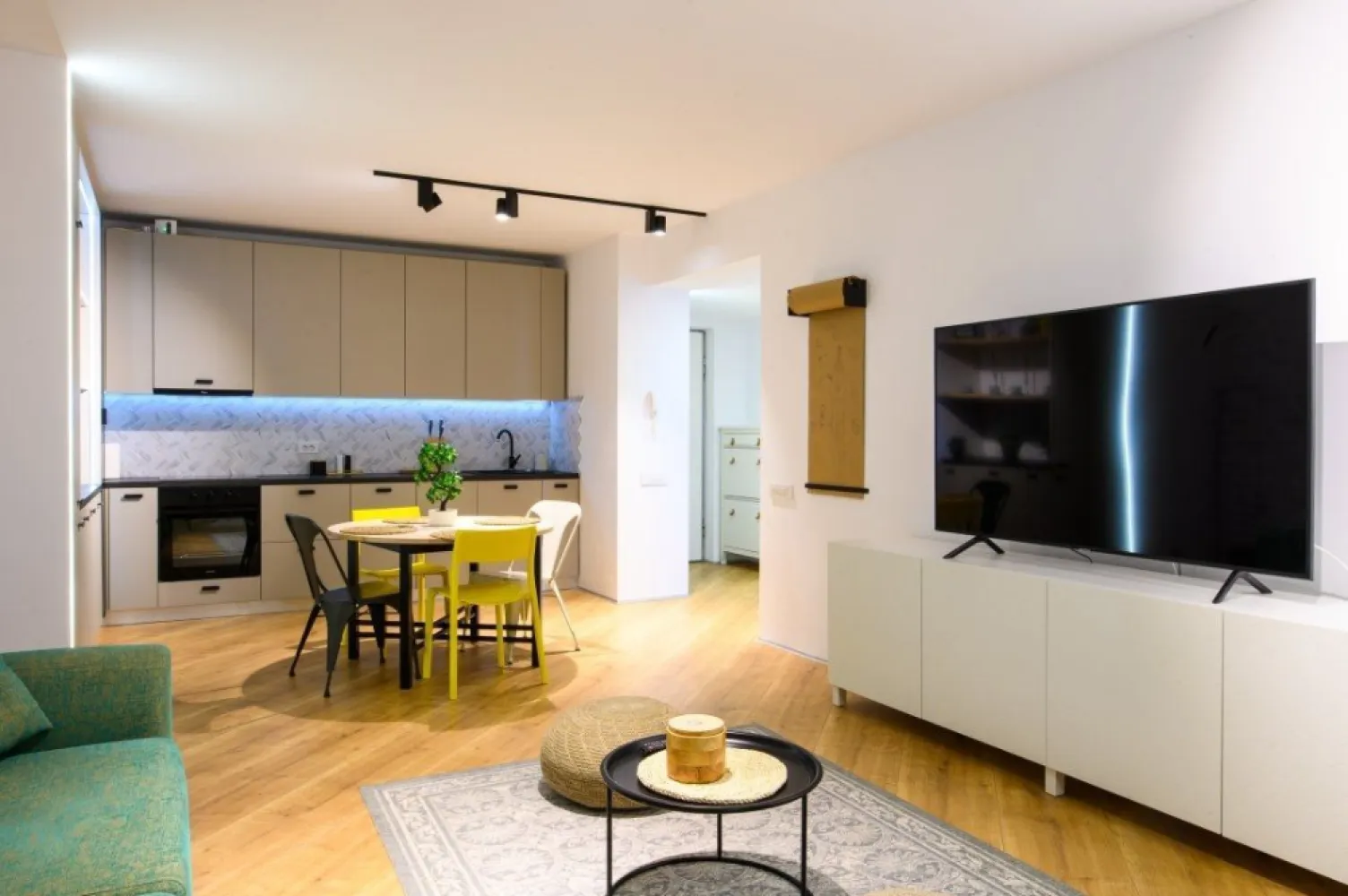 4City North | Apartament exclusivist | Vedere curtea interioara | Lux - New Place Real Estate Company va propune spre inchiriere un apartament intr-un ansamblu rezidential nou - 4City, cu o arhitectura moderna si eleganta, cu spatii verzi si gradini private - o curte interioara splendida, extrem de generoasa si sigura, loc de joaca si de plimbare, cu finisaje de top si o calitate excelenta a constructiei.

Apartamentul este situat la etajul 7, are o suprafata utila totala de 66.38 mp, o suprafata construita de 78.47 mp si este compus din: living cu bucatarie open space, dormitor, baie, hol si balcon.

Apartamentul include si un loc de parcare disponibil in parcarea supraterana a Ansamblului.

Ansamblul 4City va propune o evadare din aglomeratia Bucurestiului intr-un loc in care confortul si siguranta se disting, in armonie cu vibratia nebuna a capitalei.

Finisajele si dotarile sunt de cea mai buna calitate si anume:
- Centrala termica proprie;
- Unitate aer conditionat;
- Parchet laminat (grosime 8 mm) in living si dormitoare;
- Gresie si faianta premium in bai, bucatarii si holuri;
- Obiecte sanitare premium;
- Tamplarie exterioara termopan PVC;
- Lifturi silentioase premium;
- Interfon;
- Contoare individuale pentru utilitati.

Ansamblul 4City dispune de o localizare excelenta, fiind situat in Nordul Bucurestiului - Pipera, la cativa pasi de Lacul Saulei, in inima cartierului de business, intr-o zona linistita si sigura, cu acces direct la mall, benzinarii, gym, restaurant, scoli si gradinite.

Pentru mai multe detalii sau oferte similare, nu ezitati sa ne contactati.

Aceasta oferta apartine New Place Real Estate Company.