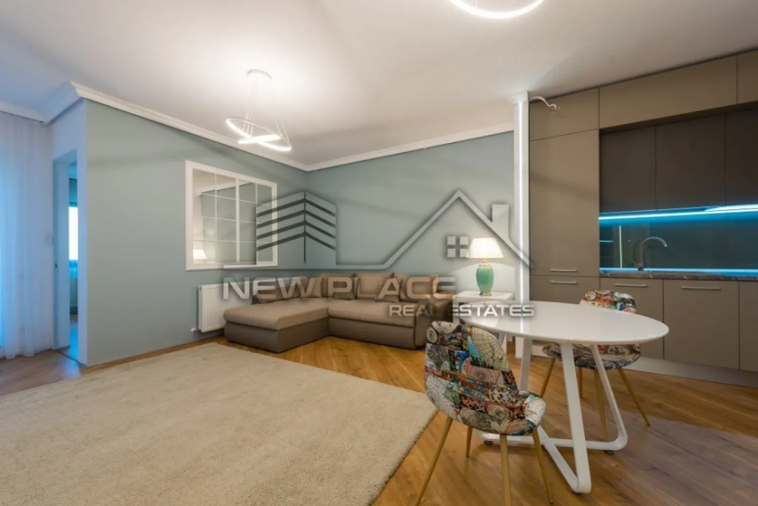 4City North | Vedere curtea interioara | Lux | Apartament deosebit - New Place Real Estate Company va propune spre inchiriere un apartament situat intr-un ansamblu rezidential nou - 4City North, cu o arhitectura moderna si eleganta, cu spatii verzi si gradini private - o curte interioara splendida, extrem de generoasa si sigura, loc de joaca si de plimbare, cu finisaje de top si o calitate excelenta a constructiei.

Apartamentul este situat la Etajul 4, are o suprafata construita de 85 mp si o suprafata utila totala de 73 mp, fiind compus din: living, bucatarie, 2 dormitoare, 2 bai, hol si balcon.

Apartamentul include si un loc de parcare disponibil in parcarea supraterana a Ansamblului.

Ansamblul 4City North va propune o evadare din aglomeratia Bucurestiului, intr-un loc in care confortul si siguranta se disting, in armonie cu vibratia nebuna a capitalei.

Finisajele si dotarile sunt de cea mai buna calitate si anume:
- Centrala termica proprie;
- Unitate aer conditionat;
- Parchet laminat (grosime 8 mm) in living si dormitoare;
- Gresie si faianta premium in bai, bucatarii si holuri;
- Obiecte sanitare premium;
- Tamplarie exterioara termopan PVC;
- Lifturi silentioase premium;
- Interfon;
- Contoare individuale pentru utilitati.

Ansamblul 4City North dispune de o localizare excelenta, fiind situat in Nordul Bucurestiului - Pipera, la cativa pasi de Lacul Saulei, in inima cartierului de business, intr-o zona linistita si sigura, cu acces direct la mall, benzinarii, gym, pool, restaurante, scoli si gradinite.

Pentru mai multe detalii sau oferte similare, nu ezitati sa ne contactati.

Aceasta oferta apartine New Place Real Estate Company.