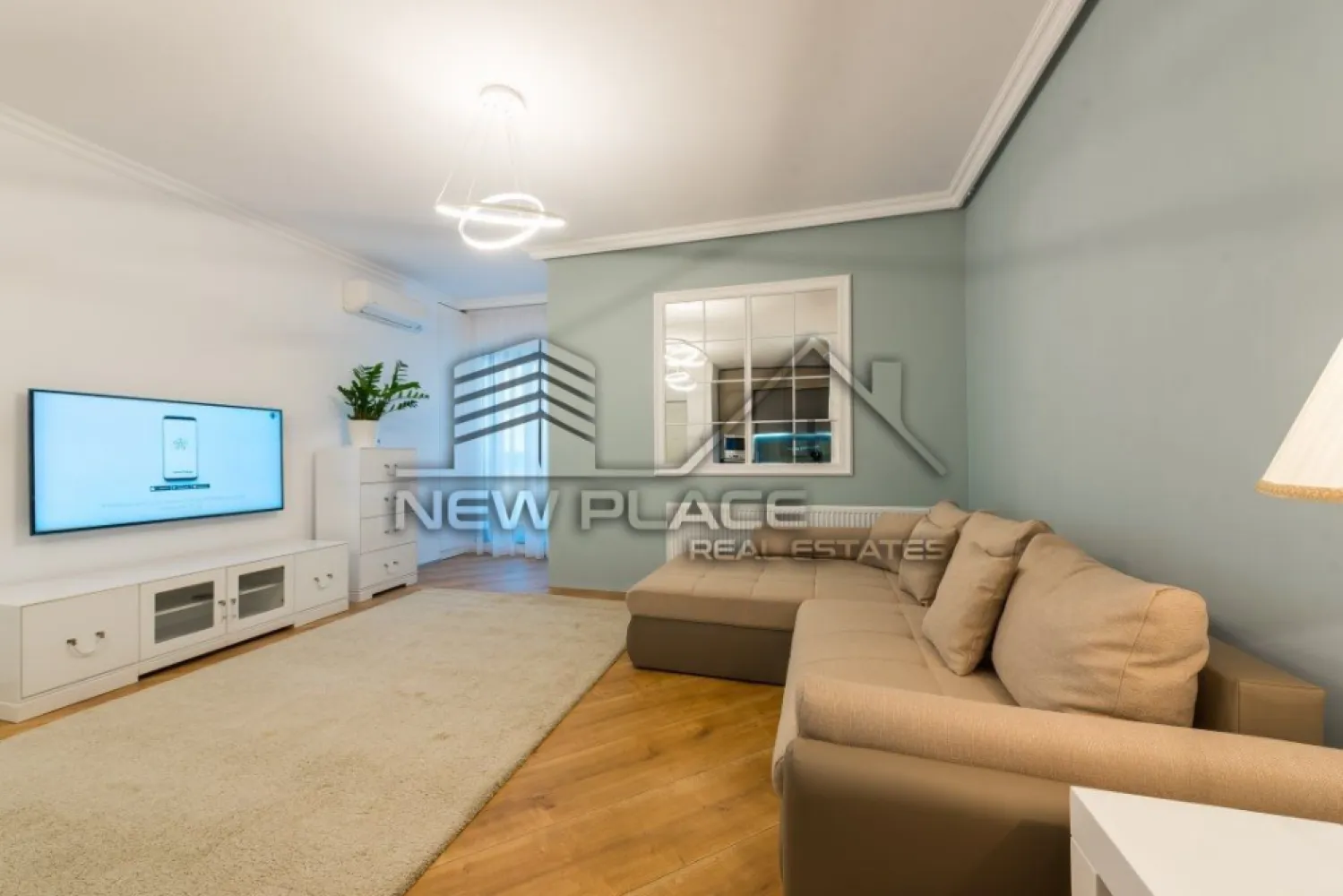 4City North | Vedere curtea interioara | Lux | Apartament deosebit - New Place Real Estate Company va propune spre inchiriere un apartament situat intr-un ansamblu rezidential nou - 4City North, cu o arhitectura moderna si eleganta, cu spatii verzi si gradini private - o curte interioara splendida, extrem de generoasa si sigura, loc de joaca si de plimbare, cu finisaje de top si o calitate excelenta a constructiei.

Apartamentul este situat la Etajul 4, are o suprafata construita de 85 mp si o suprafata utila totala de 73 mp, fiind compus din: living, bucatarie, 2 dormitoare, 2 bai, hol si balcon.

Apartamentul include si un loc de parcare disponibil in parcarea supraterana a Ansamblului.

Ansamblul 4City North va propune o evadare din aglomeratia Bucurestiului, intr-un loc in care confortul si siguranta se disting, in armonie cu vibratia nebuna a capitalei.

Finisajele si dotarile sunt de cea mai buna calitate si anume:
- Centrala termica proprie;
- Unitate aer conditionat;
- Parchet laminat (grosime 8 mm) in living si dormitoare;
- Gresie si faianta premium in bai, bucatarii si holuri;
- Obiecte sanitare premium;
- Tamplarie exterioara termopan PVC;
- Lifturi silentioase premium;
- Interfon;
- Contoare individuale pentru utilitati.

Ansamblul 4City North dispune de o localizare excelenta, fiind situat in Nordul Bucurestiului - Pipera, la cativa pasi de Lacul Saulei, in inima cartierului de business, intr-o zona linistita si sigura, cu acces direct la mall, benzinarii, gym, pool, restaurante, scoli si gradinite.

Pentru mai multe detalii sau oferte similare, nu ezitati sa ne contactati.

Aceasta oferta apartine New Place Real Estate Company.