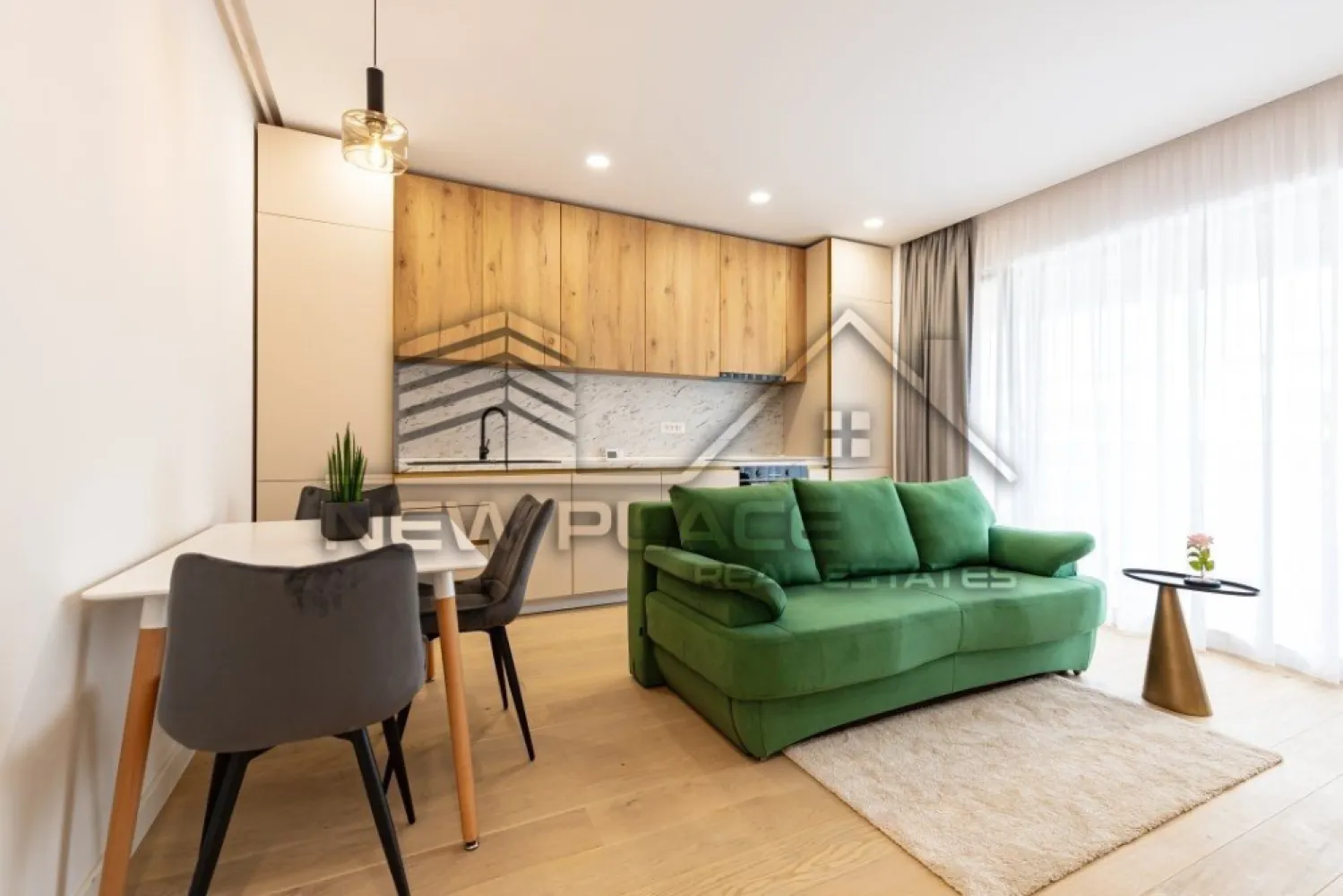NUSCO CITY | Locatie Premium | Vedere spre curtea interioara | LUX - New Place Real Estate Company va propune spre inchiriere un apartament deosebit, situat chiar in centrul districtului de business din Nordul Capitalei, in Ansamblul rezidential Nusco City.

Apartamentul este situat la Etajul 6, se inchiriaza complet mobilat si utilat lux.

Separat se poate inchiria si un loc de parcare situat la subteranul imobilului la pretul de 100 Eur/Luna..

Ansamblul dispune de finisaje exceptionale, compartimentari eficiente, suprafete vitrate largi, 2,500 mp de spatii verzi amenajate spectaculos cu plante inalte si copaci, strazi si alei interioare largi, terase generoase, locuri de joaca pentru copii, locuri de parcare pentru biciclete.

Pentru mai multe detalii, nu ezitati sa ne contactati.

Aceasta oferta apartine New Place Real Estate Company.