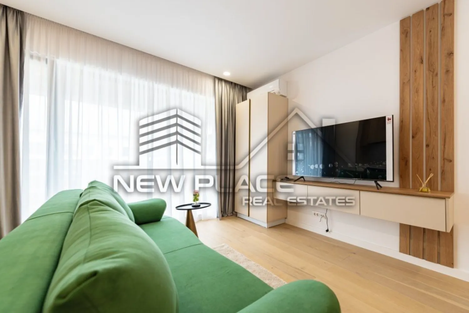 NUSCO CITY | Locatie Premium | Vedere spre curtea interioara | LUX - New Place Real Estate Company va propune spre inchiriere un apartament deosebit, situat chiar in centrul districtului de business din Nordul Capitalei, in Ansamblul rezidential Nusco City.

Apartamentul este situat la Etajul 6, se inchiriaza complet mobilat si utilat lux.

Separat se poate inchiria si un loc de parcare situat la subteranul imobilului la pretul de 100 Eur/Luna..

Ansamblul dispune de finisaje exceptionale, compartimentari eficiente, suprafete vitrate largi, 2,500 mp de spatii verzi amenajate spectaculos cu plante inalte si copaci, strazi si alei interioare largi, terase generoase, locuri de joaca pentru copii, locuri de parcare pentru biciclete.

Pentru mai multe detalii, nu ezitati sa ne contactati.

Aceasta oferta apartine New Place Real Estate Company.