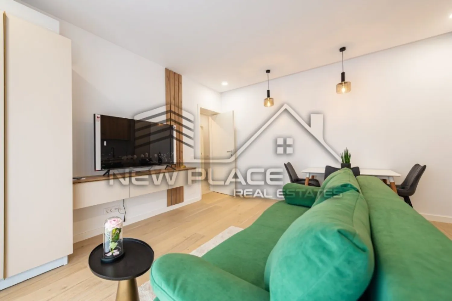 NUSCO CITY | Locatie Premium | Vedere spre curtea interioara | LUX - New Place Real Estate Company va propune spre inchiriere un apartament deosebit, situat chiar in centrul districtului de business din Nordul Capitalei, in Ansamblul rezidential Nusco City.

Apartamentul este situat la Etajul 6, se inchiriaza complet mobilat si utilat lux.

Separat se poate inchiria si un loc de parcare situat la subteranul imobilului la pretul de 100 Eur/Luna..

Ansamblul dispune de finisaje exceptionale, compartimentari eficiente, suprafete vitrate largi, 2,500 mp de spatii verzi amenajate spectaculos cu plante inalte si copaci, strazi si alei interioare largi, terase generoase, locuri de joaca pentru copii, locuri de parcare pentru biciclete.

Pentru mai multe detalii, nu ezitati sa ne contactati.

Aceasta oferta apartine New Place Real Estate Company.