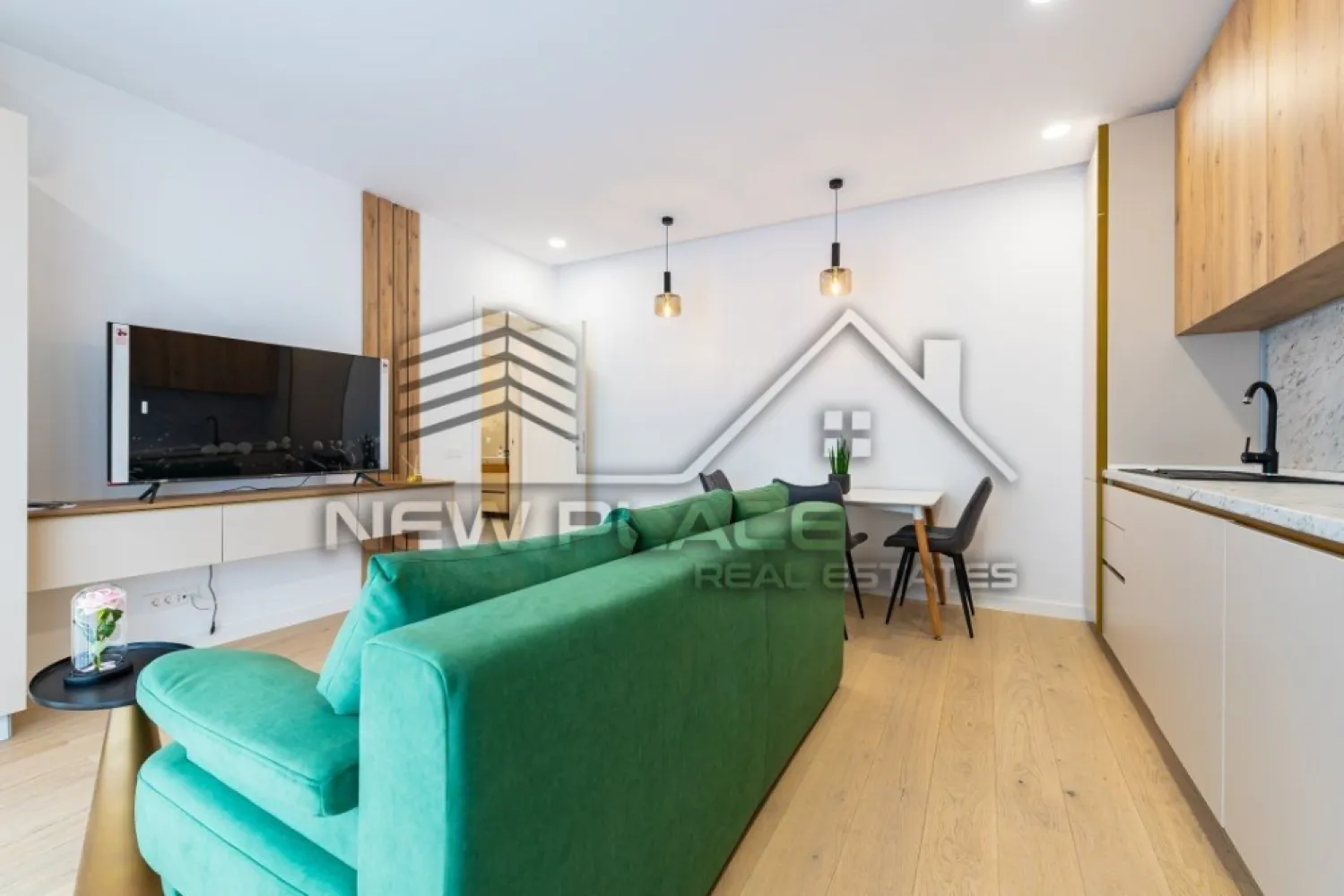 NUSCO CITY | Locatie Premium | Vedere spre curtea interioara | LUX - New Place Real Estate Company va propune spre inchiriere un apartament deosebit, situat chiar in centrul districtului de business din Nordul Capitalei, in Ansamblul rezidential Nusco City.

Apartamentul este situat la Etajul 6, se inchiriaza complet mobilat si utilat lux.

Separat se poate inchiria si un loc de parcare situat la subteranul imobilului la pretul de 100 Eur/Luna..

Ansamblul dispune de finisaje exceptionale, compartimentari eficiente, suprafete vitrate largi, 2,500 mp de spatii verzi amenajate spectaculos cu plante inalte si copaci, strazi si alei interioare largi, terase generoase, locuri de joaca pentru copii, locuri de parcare pentru biciclete.

Pentru mai multe detalii, nu ezitati sa ne contactati.

Aceasta oferta apartine New Place Real Estate Company.
