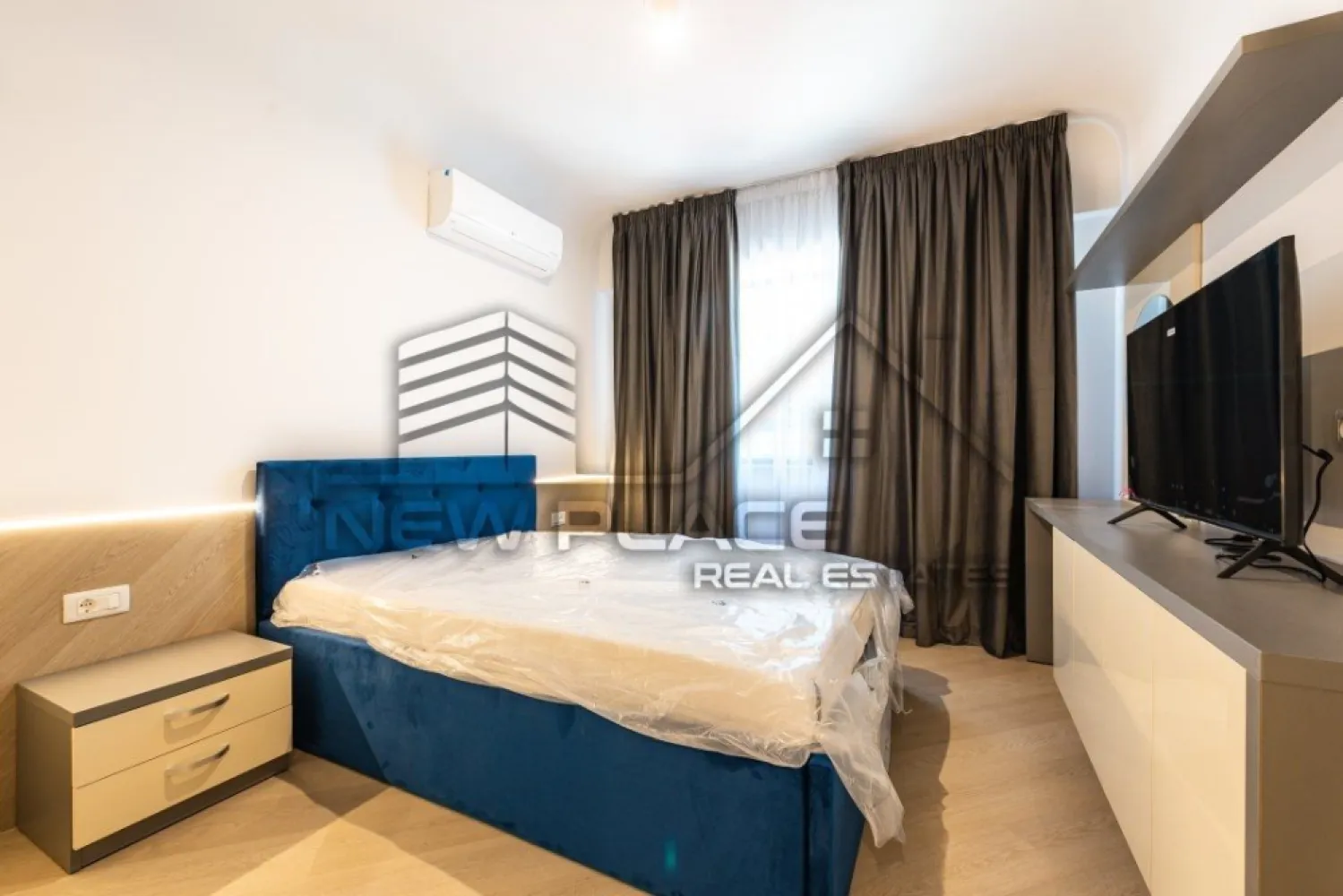 CORTINA NORTH | Apartament deosebit | Design modern | Parcare subterana | Lux - New Place Real Estate Company va propune spre inchiriere un apartament situat intr-un complex rezidential exclusivist din zona Aviatiei-Pipera si anume CORTINA NORTH. Cu o amplasare de exceptie in Nordul capitalei, acest ansamblu este unul grandios, cu caracteristici unice imbinate pentru un stil de viata complet, confortabil si activ!

Apartamentul dispune de un loc de parcare situat la suprateranul imobilului.

Ansamblul Cortina North completeaza stilul de viata activ, sanatos si securizat cu o gama variata de facilitati: centru fitness, bazin de inot, peste 1,5 km pista de alergare, calitatea aerului data de peste 10,000 mp de spatii verzi, galerii comerciale dedicate, parcari private subterane si supraterane si acces controlat.

FINISAJE:
- Fatada ventilata;
- Tamplarie PVC Schuco cu geam tripan termoizolant;
- Ceramica Porcelanosa;
- Obiecte sanitare Daniel Rubinetterie;
- Parchet calitate superioara;
- Usi de intrare securizate Pinum;
- Usi interioare Filomuro.

DOTARI:
- Centrala termica Ariston individuala cu gaz;
- Aer conditionat tip multisplit – Daikin;
- Videointerfon;
- Utilitati „ready to use” (racorduri individuale la gaze, curent electric, apa curenta);
- Aparatura electrica si cablaje pregatite pentru conexiunea TV si internet;
- Ascensoare – Cate doua pe fiecare tronson.

Pentru mai multe detalii sau oferte similare, nu ezitati sa ne contactati.

Aceasta oferta apartine New Place Real Estate Company.