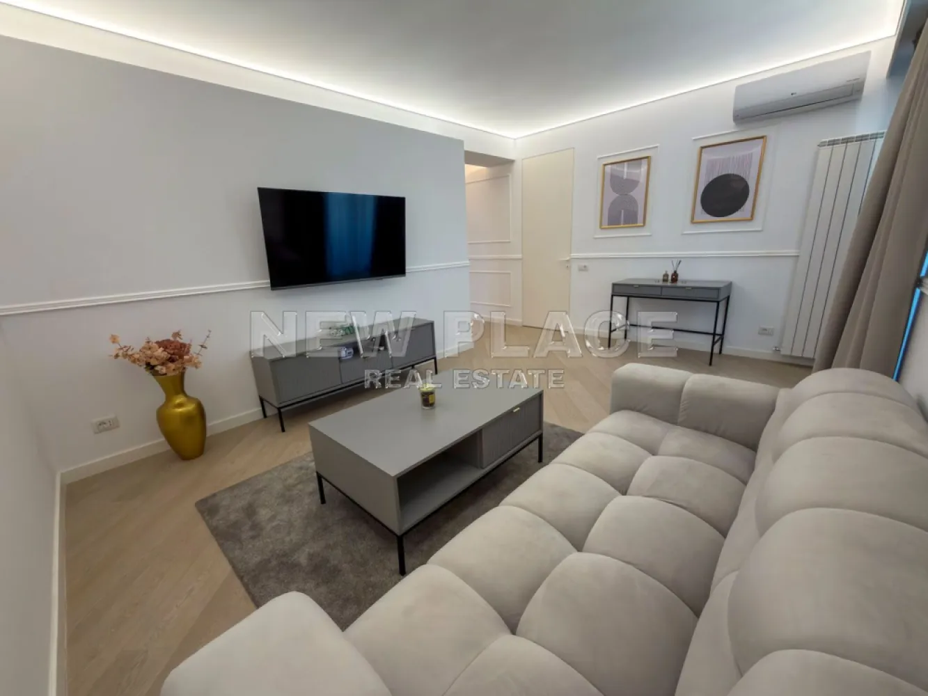 [VIDEO] CORTINA NORTH | Bucatarie inchisa | 1,100 Eur+TVA|Terasa 30 mp - ✅Pentru o perspectiva mai buna asupra Apartamentului, va invitam sa vizionati Video-ul de prezentare✅

New Place Real Estate Company va propune spre inchiriere un apartament situat intr-un complex rezidential exclusivist din zona Aviatiei-Pipera si anume CORTINA NORTH. Cu o amplasare de exceptie in Nordul capitalei, acest ansamblu este unul grandios, cu caracteristici unice imbinate pentru un stil de viata complet, confortabil si activ!

Apartamentul este situat la Etajul 2, are o suprafata construita de 124.73 mp si suprafata utila totala de 101.38 mp, are orientare spre Est, fiind compus din living de 18,48 mp, bucatarie inchisa de 9,60 mp, un dormitor matrimonial de 14,29 mp cu baie proprie de 5,52 mp, un al doilea dormitor de 12,52 mp - care este transformat in dressing, baie de serviciu de 3,20 mp, hol de 8,44 mp si o terasa de 29,33 mp.

Apartamentul dispune de un loc de parcare situat la subteranul imobilului.

Ansamblul Cortina North completeaza stilul de viata activ, sanatos si securizat cu o gama variata de facilitati: centru fitness, bazin de inot, peste 1,5 km pista de alergare, calitatea aerului data de peste 10,000 mp de spatii verzi, galerii comerciale dedicate, parcari private subterane si supraterane si acces controlat.

FINISAJE:
- Fatada ventilata;
- Tamplarie PVC Schuco cu geam tripan termoizolant;
- Ceramica Porcelanosa;
- Obiecte sanitare Daniel Rubinetterie;
- Parchet calitate superioara;
- Usi de intrare securizate Pinum;
- Usi interioare Filomuro.

DOTARI:
- Centrala termica Ariston individuala cu gaz;
- Aer conditionat tip multisplit;
- Videointerfon;
- Utilitati „ready to use” (racorduri individuale la gaze, curent electric, apa curenta);
- Aparatura electrica si cablaje pregatite pentru conexiunea TV si internet;
- Ascensoare – Cate doua pe fiecare tronson.

Pentru mai multe detalii sau oferte similare, nu ezitati sa ne contactati.

Aceasta oferta apartine New Place Real Estate Company