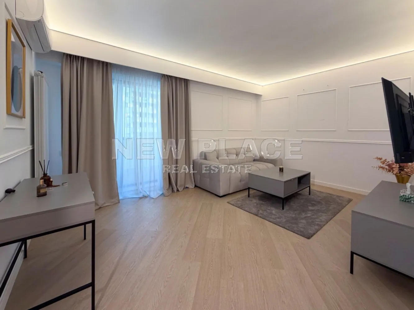 [VIDEO] CORTINA NORTH | Bucatarie inchisa | 1,100 Eur+TVA|Terasa 30 mp - ✅Pentru o perspectiva mai buna asupra Apartamentului, va invitam sa vizionati Video-ul de prezentare✅

New Place Real Estate Company va propune spre inchiriere un apartament situat intr-un complex rezidential exclusivist din zona Aviatiei-Pipera si anume CORTINA NORTH. Cu o amplasare de exceptie in Nordul capitalei, acest ansamblu este unul grandios, cu caracteristici unice imbinate pentru un stil de viata complet, confortabil si activ!

Apartamentul este situat la Etajul 2, are o suprafata construita de 124.73 mp si suprafata utila totala de 101.38 mp, are orientare spre Est, fiind compus din living de 18,48 mp, bucatarie inchisa de 9,60 mp, un dormitor matrimonial de 14,29 mp cu baie proprie de 5,52 mp, un al doilea dormitor de 12,52 mp - care este transformat in dressing, baie de serviciu de 3,20 mp, hol de 8,44 mp si o terasa de 29,33 mp.

Apartamentul dispune de un loc de parcare situat la subteranul imobilului.

Ansamblul Cortina North completeaza stilul de viata activ, sanatos si securizat cu o gama variata de facilitati: centru fitness, bazin de inot, peste 1,5 km pista de alergare, calitatea aerului data de peste 10,000 mp de spatii verzi, galerii comerciale dedicate, parcari private subterane si supraterane si acces controlat.

FINISAJE:
- Fatada ventilata;
- Tamplarie PVC Schuco cu geam tripan termoizolant;
- Ceramica Porcelanosa;
- Obiecte sanitare Daniel Rubinetterie;
- Parchet calitate superioara;
- Usi de intrare securizate Pinum;
- Usi interioare Filomuro.

DOTARI:
- Centrala termica Ariston individuala cu gaz;
- Aer conditionat tip multisplit;
- Videointerfon;
- Utilitati „ready to use” (racorduri individuale la gaze, curent electric, apa curenta);
- Aparatura electrica si cablaje pregatite pentru conexiunea TV si internet;
- Ascensoare – Cate doua pe fiecare tronson.

Pentru mai multe detalii sau oferte similare, nu ezitati sa ne contactati.

Aceasta oferta apartine New Place Real Estate Company