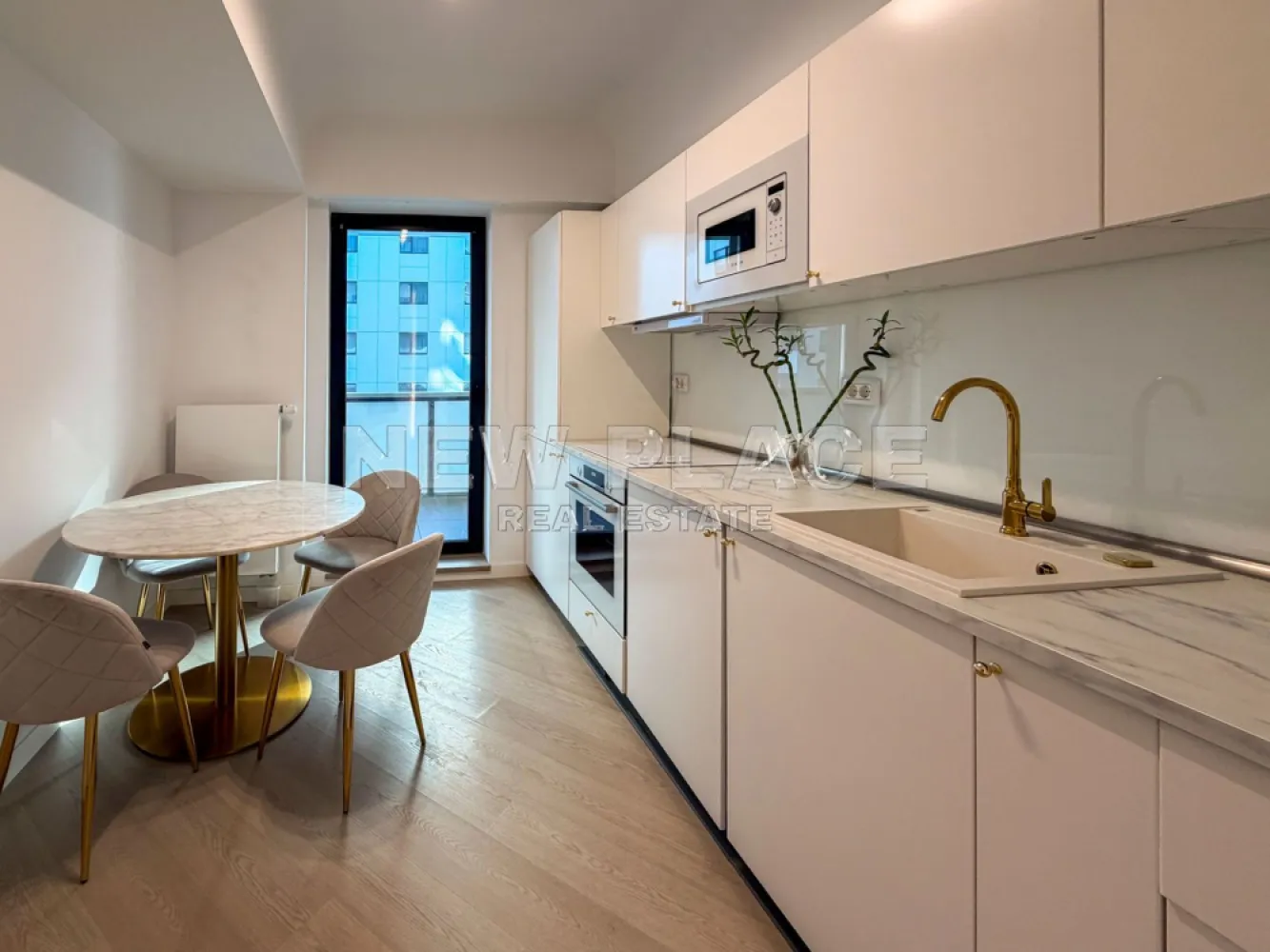 [VIDEO] CORTINA NORTH | Bucatarie inchisa | 1,100 Eur+TVA|Terasa 30 mp - ✅Pentru o perspectiva mai buna asupra Apartamentului, va invitam sa vizionati Video-ul de prezentare✅

New Place Real Estate Company va propune spre inchiriere un apartament situat intr-un complex rezidential exclusivist din zona Aviatiei-Pipera si anume CORTINA NORTH. Cu o amplasare de exceptie in Nordul capitalei, acest ansamblu este unul grandios, cu caracteristici unice imbinate pentru un stil de viata complet, confortabil si activ!

Apartamentul este situat la Etajul 2, are o suprafata construita de 124.73 mp si suprafata utila totala de 101.38 mp, are orientare spre Est, fiind compus din living de 18,48 mp, bucatarie inchisa de 9,60 mp, un dormitor matrimonial de 14,29 mp cu baie proprie de 5,52 mp, un al doilea dormitor de 12,52 mp - care este transformat in dressing, baie de serviciu de 3,20 mp, hol de 8,44 mp si o terasa de 29,33 mp.

Apartamentul dispune de un loc de parcare situat la subteranul imobilului.

Ansamblul Cortina North completeaza stilul de viata activ, sanatos si securizat cu o gama variata de facilitati: centru fitness, bazin de inot, peste 1,5 km pista de alergare, calitatea aerului data de peste 10,000 mp de spatii verzi, galerii comerciale dedicate, parcari private subterane si supraterane si acces controlat.

FINISAJE:
- Fatada ventilata;
- Tamplarie PVC Schuco cu geam tripan termoizolant;
- Ceramica Porcelanosa;
- Obiecte sanitare Daniel Rubinetterie;
- Parchet calitate superioara;
- Usi de intrare securizate Pinum;
- Usi interioare Filomuro.

DOTARI:
- Centrala termica Ariston individuala cu gaz;
- Aer conditionat tip multisplit;
- Videointerfon;
- Utilitati „ready to use” (racorduri individuale la gaze, curent electric, apa curenta);
- Aparatura electrica si cablaje pregatite pentru conexiunea TV si internet;
- Ascensoare – Cate doua pe fiecare tronson.

Pentru mai multe detalii sau oferte similare, nu ezitati sa ne contactati.

Aceasta oferta apartine New Place Real Estate Company