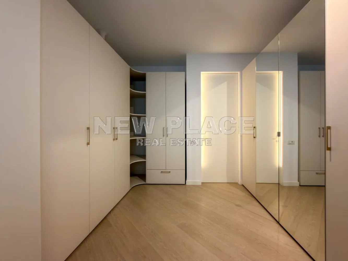 [VIDEO] CORTINA NORTH | Bucatarie inchisa | 1,100 Eur+TVA|Terasa 30 mp