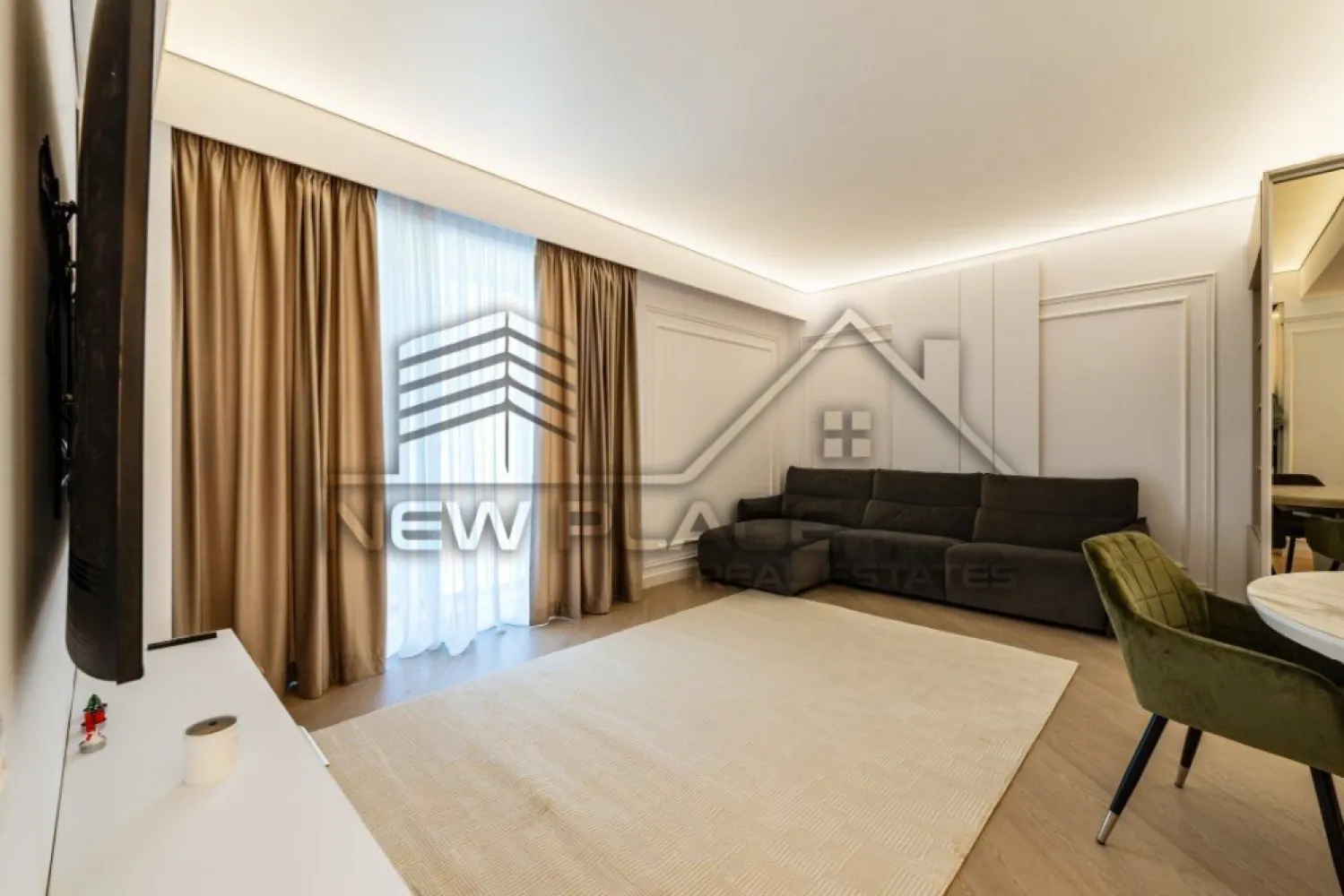 CORTINA NORTH | Apartament unicat | Vedere curtea interioara | LUX - New Place Real Estate Company va propune spre vanzare un apartament deosebit, situat intr-un complex rezidential exclusivist din zona Aviatiei-Pipera si anume CORTINA NORTH. Cu o amplasare de exceptie in Nordul capitalei, acest ansamblu este unul grandios, cu caracteristici unice imbinate pentru un stil de viata complet, confortabil si activ!

Apartamentul este situat la Etajul 8, are o suprafata construita de 96,25 mp si suprafata utila totala de 77.40 mp, are vederea spre curtea interioara, fiind compus din living cu bucatarie open space de 27,20 mp, un dormitor matrimonial de 12,80 mp cu baie proprie de 5,30 mp, dormitorul secundar de 14,00 mp, baie de serviciu de 3,20 mp, hol de 9,20 mp si un balcon de 5,70 mp.

Apartamentul include si un loc de parcare situat la Subsol -1.

Ansamblul Cortina North completeaza stilul de viata activ, sanatos si securizat cu o gama variata de facilitati: centru fitness, bazin de inot, peste 1,5 km pista de alergare, calitatea aerului data de peste 10,000 mp de spatii verzi, galerii comerciale dedicate, parcari private subterane si supraterane si acces controlat.

FINISAJE:
- Fatada ventilata;
- Tamplarie PVC Schuco cu geam tripan termoizolant;
- Ceramica Porcelanosa;
- Obiecte sanitare Daniel Rubinetterie;
- Parchet calitate superioara;
- Usa de intrare securizata;
- Usi interioare Filomuro.

DOTARI:
- Centrala termica Ariston individuala cu gaz;
- Aer conditionat tip multisplit – LG;
- Videointerfon;
- Utilitati „ready to use” (racorduri individuale la gaze, curent electric, apa curenta);
- Aparatura electrica si cablaje conectate la TV si internet;
- Ascensoare – Cate doua pe fiecare tronson.

Pentru mai multe detalii sau oferte similare, nu ezitati sa ne contactati.

Aceasta oferta apartine New Place Real Estate Company.
