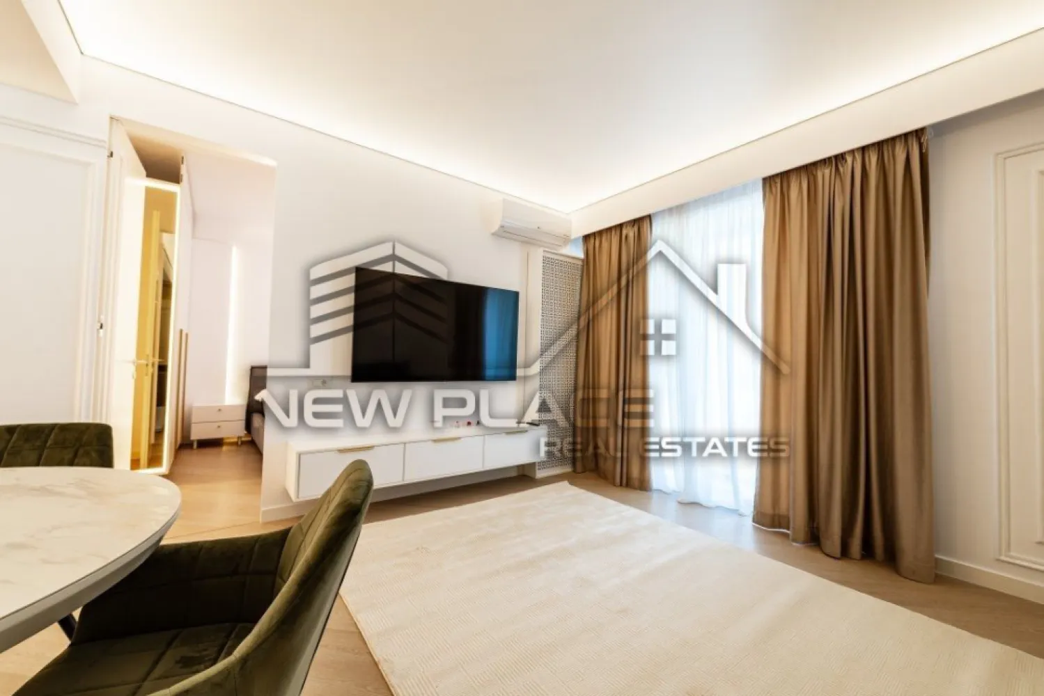 CORTINA NORTH | Apartament unicat | Vedere curtea interioara | LUX - New Place Real Estate Company va propune spre vanzare un apartament deosebit, situat intr-un complex rezidential exclusivist din zona Aviatiei-Pipera si anume CORTINA NORTH. Cu o amplasare de exceptie in Nordul capitalei, acest ansamblu este unul grandios, cu caracteristici unice imbinate pentru un stil de viata complet, confortabil si activ!

Apartamentul este situat la Etajul 8, are o suprafata construita de 96,25 mp si suprafata utila totala de 77.40 mp, are vederea spre curtea interioara, fiind compus din living cu bucatarie open space de 27,20 mp, un dormitor matrimonial de 12,80 mp cu baie proprie de 5,30 mp, dormitorul secundar de 14,00 mp, baie de serviciu de 3,20 mp, hol de 9,20 mp si un balcon de 5,70 mp.

Apartamentul include si un loc de parcare situat la Subsol -1.

Ansamblul Cortina North completeaza stilul de viata activ, sanatos si securizat cu o gama variata de facilitati: centru fitness, bazin de inot, peste 1,5 km pista de alergare, calitatea aerului data de peste 10,000 mp de spatii verzi, galerii comerciale dedicate, parcari private subterane si supraterane si acces controlat.

FINISAJE:
- Fatada ventilata;
- Tamplarie PVC Schuco cu geam tripan termoizolant;
- Ceramica Porcelanosa;
- Obiecte sanitare Daniel Rubinetterie;
- Parchet calitate superioara;
- Usa de intrare securizata;
- Usi interioare Filomuro.

DOTARI:
- Centrala termica Ariston individuala cu gaz;
- Aer conditionat tip multisplit – LG;
- Videointerfon;
- Utilitati „ready to use” (racorduri individuale la gaze, curent electric, apa curenta);
- Aparatura electrica si cablaje conectate la TV si internet;
- Ascensoare – Cate doua pe fiecare tronson.

Pentru mai multe detalii sau oferte similare, nu ezitati sa ne contactati.

Aceasta oferta apartine New Place Real Estate Company.