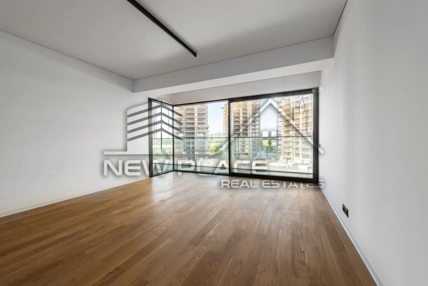 YachtKID | Vedere catre Lac | 231,000+TVA | Terasa 12,40 | LUX - New Place Real Estate Company va propune spre vanzare un apartament de 2 camere situat in zona de Nord a Bucurestiului - YachtKID.

Apartamentul este situat la Etajul 3, are o suprafata construita de 74,70 mp si suprafata utila totala de 64,90 mp, are vederea libera (orientare spre Est), fiind compus din living de 23,10 mp, bucatarie inchisa de 5,10 mp, dormitor de 13,30 mp, baie de 4,70 mp, un hol cu o zona de depozitare de 6,30 mp si o terasa de 12,40 mp.

Separat se poate achizitiona un Loc de Parcare situat la subteranul imobilului.

YachtKID este un complex rezidential situat in partea de Nord a Bucurestiului, in apropierea principalelor puncte de interes din zona de Nord a capitalei. Aceasta zona este cunoscuta pentru spatiile verzi si pentru parcurile din zona, care ofera o oaza de liniste si faciliteaza apropierea de natura in mijlocul agitatiei urbane. Parcul Herastrau, Lacul Tei, Parcul Floreasca sau Parcul Circului sunt doar cateva dintre cele mai populare locuri de relaxare. Unul dintre cele mai mari avantaje ale zonei de Nord este accesibilitatea si usurinta cu care poți ajunge in orice parte a orasului. In aceasta zona se afla statii de metrou, cum ar fi: Aviatorilor si Pipera, care faciliteaza accesul rapid la alte zone din oras. De asemenea aici gasim unele dintre cele mai importante artere cum ar fi: DN1 sau Autostrada A3, care ofera acces rapid la iesirea din oras. In zona se afla cele mai importante centre de afaceri, precum si mall-uri, restaurante de top, gradinite si scoli recunoscute la nivel international: Promenada Mall, Baneasa Shopping City, City Gate, Tiriac Tower, Oracle.

YachtKID este una dintre cele mai bune optiuni pentru un stil de viata comod si confortabil. Beneficiile sunt multiple si acopera o gama larga de nevoi si preferinte. YachtKID include atat unitati rezidentiale, cat si spatii comerciale si de servicii, numeroase facilitati precum spatii verzi, servicii de concierge, vederi panoramice, piscine infinity si parcare subterana dotata cu statii de incarcare electrica.

Finisajele premium, materialele de calitate superioara cat si tehnologia de ultima generatie folosita reprezinta un aspect important al alegerii achiziționarii unui imobil in YachtKID. Cladirea este finisata cu cele mai bune materiale si proiectata pentru a oferi exeperianta locuirii la un nivel inalt, care se diferentiaza prin detalii si design unic. Acest lucru garanteaza nu numai confortul si siguranta, ci si economii semnificative la facturile utilitatilor individuale cat si colective. Elementele decorative pentru intradosul balcoanelor sunt o premiera, fiind realizate din materiale compozite avansate, o abordare unica pe piata din Romania. Structura de rezistenta din beton armat este realizata prin utillizarea tehnologiilor de post-tensionare, respectand cele mai exigente normative. Pereții dintre apartamente sunt construiți din zidarie confinata. La fatada cladirii s-a folosit un sistem de fatade ventilate de ultima generatie cu tehnologii de sigilare și etanseizare la aer, apa si vant.

Pentru mai multe detalii, nu ezitati sa ne contactati.

Aceasta oferta apartine New Place Real Estate Company.