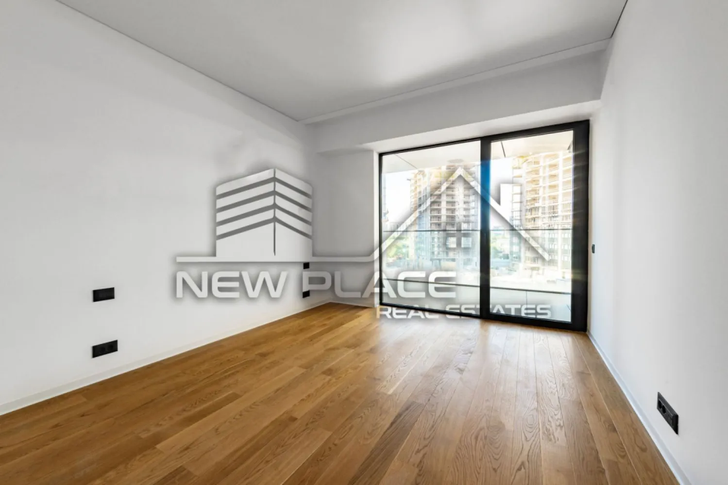 YachtKID | Vedere catre Lac | 231,000+TVA | Terasa 12,40 | LUX - New Place Real Estate Company va propune spre vanzare un apartament de 2 camere situat in zona de Nord a Bucurestiului - YachtKID.

Apartamentul este situat la Etajul 3, are o suprafata construita de 74,70 mp si suprafata utila totala de 64,90 mp, are vederea libera (orientare spre Est), fiind compus din living de 23,10 mp, bucatarie inchisa de 5,10 mp, dormitor de 13,30 mp, baie de 4,70 mp, un hol cu o zona de depozitare de 6,30 mp si o terasa de 12,40 mp.

Separat se poate achizitiona un Loc de Parcare situat la subteranul imobilului.

YachtKID este un complex rezidential situat in partea de Nord a Bucurestiului, in apropierea principalelor puncte de interes din zona de Nord a capitalei. Aceasta zona este cunoscuta pentru spatiile verzi si pentru parcurile din zona, care ofera o oaza de liniste si faciliteaza apropierea de natura in mijlocul agitatiei urbane. Parcul Herastrau, Lacul Tei, Parcul Floreasca sau Parcul Circului sunt doar cateva dintre cele mai populare locuri de relaxare. Unul dintre cele mai mari avantaje ale zonei de Nord este accesibilitatea si usurinta cu care poți ajunge in orice parte a orasului. In aceasta zona se afla statii de metrou, cum ar fi: Aviatorilor si Pipera, care faciliteaza accesul rapid la alte zone din oras. De asemenea aici gasim unele dintre cele mai importante artere cum ar fi: DN1 sau Autostrada A3, care ofera acces rapid la iesirea din oras. In zona se afla cele mai importante centre de afaceri, precum si mall-uri, restaurante de top, gradinite si scoli recunoscute la nivel international: Promenada Mall, Baneasa Shopping City, City Gate, Tiriac Tower, Oracle.

YachtKID este una dintre cele mai bune optiuni pentru un stil de viata comod si confortabil. Beneficiile sunt multiple si acopera o gama larga de nevoi si preferinte. YachtKID include atat unitati rezidentiale, cat si spatii comerciale si de servicii, numeroase facilitati precum spatii verzi, servicii de concierge, vederi panoramice, piscine infinity si parcare subterana dotata cu statii de incarcare electrica.

Finisajele premium, materialele de calitate superioara cat si tehnologia de ultima generatie folosita reprezinta un aspect important al alegerii achiziționarii unui imobil in YachtKID. Cladirea este finisata cu cele mai bune materiale si proiectata pentru a oferi exeperianta locuirii la un nivel inalt, care se diferentiaza prin detalii si design unic. Acest lucru garanteaza nu numai confortul si siguranta, ci si economii semnificative la facturile utilitatilor individuale cat si colective. Elementele decorative pentru intradosul balcoanelor sunt o premiera, fiind realizate din materiale compozite avansate, o abordare unica pe piata din Romania. Structura de rezistenta din beton armat este realizata prin utillizarea tehnologiilor de post-tensionare, respectand cele mai exigente normative. Pereții dintre apartamente sunt construiți din zidarie confinata. La fatada cladirii s-a folosit un sistem de fatade ventilate de ultima generatie cu tehnologii de sigilare și etanseizare la aer, apa si vant.

Pentru mai multe detalii, nu ezitati sa ne contactati.

Aceasta oferta apartine New Place Real Estate Company.