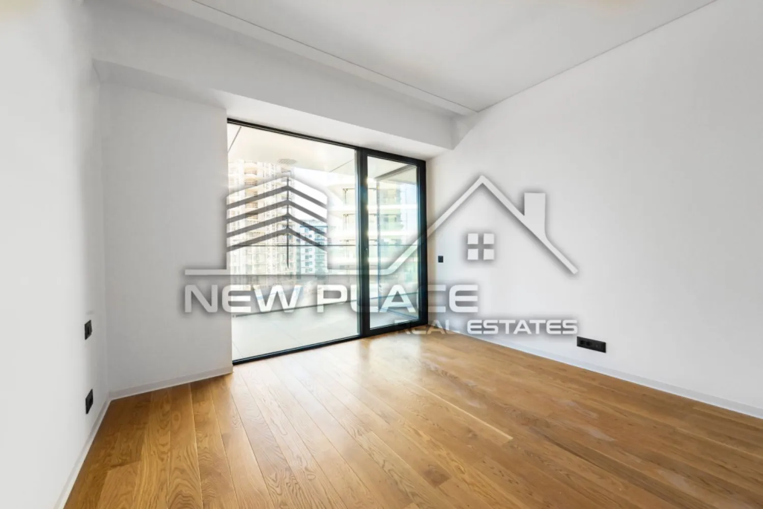 YachtKID | Vedere catre Lac | 231,000+TVA | Terasa 12,40 | LUX - New Place Real Estate Company va propune spre vanzare un apartament de 2 camere situat in zona de Nord a Bucurestiului - YachtKID.

Apartamentul este situat la Etajul 3, are o suprafata construita de 74,70 mp si suprafata utila totala de 64,90 mp, are vederea libera (orientare spre Est), fiind compus din living de 23,10 mp, bucatarie inchisa de 5,10 mp, dormitor de 13,30 mp, baie de 4,70 mp, un hol cu o zona de depozitare de 6,30 mp si o terasa de 12,40 mp.

Separat se poate achizitiona un Loc de Parcare situat la subteranul imobilului.

YachtKID este un complex rezidential situat in partea de Nord a Bucurestiului, in apropierea principalelor puncte de interes din zona de Nord a capitalei. Aceasta zona este cunoscuta pentru spatiile verzi si pentru parcurile din zona, care ofera o oaza de liniste si faciliteaza apropierea de natura in mijlocul agitatiei urbane. Parcul Herastrau, Lacul Tei, Parcul Floreasca sau Parcul Circului sunt doar cateva dintre cele mai populare locuri de relaxare. Unul dintre cele mai mari avantaje ale zonei de Nord este accesibilitatea si usurinta cu care poți ajunge in orice parte a orasului. In aceasta zona se afla statii de metrou, cum ar fi: Aviatorilor si Pipera, care faciliteaza accesul rapid la alte zone din oras. De asemenea aici gasim unele dintre cele mai importante artere cum ar fi: DN1 sau Autostrada A3, care ofera acces rapid la iesirea din oras. In zona se afla cele mai importante centre de afaceri, precum si mall-uri, restaurante de top, gradinite si scoli recunoscute la nivel international: Promenada Mall, Baneasa Shopping City, City Gate, Tiriac Tower, Oracle.

YachtKID este una dintre cele mai bune optiuni pentru un stil de viata comod si confortabil. Beneficiile sunt multiple si acopera o gama larga de nevoi si preferinte. YachtKID include atat unitati rezidentiale, cat si spatii comerciale si de servicii, numeroase facilitati precum spatii verzi, servicii de concierge, vederi panoramice, piscine infinity si parcare subterana dotata cu statii de incarcare electrica.

Finisajele premium, materialele de calitate superioara cat si tehnologia de ultima generatie folosita reprezinta un aspect important al alegerii achiziționarii unui imobil in YachtKID. Cladirea este finisata cu cele mai bune materiale si proiectata pentru a oferi exeperianta locuirii la un nivel inalt, care se diferentiaza prin detalii si design unic. Acest lucru garanteaza nu numai confortul si siguranta, ci si economii semnificative la facturile utilitatilor individuale cat si colective. Elementele decorative pentru intradosul balcoanelor sunt o premiera, fiind realizate din materiale compozite avansate, o abordare unica pe piata din Romania. Structura de rezistenta din beton armat este realizata prin utillizarea tehnologiilor de post-tensionare, respectand cele mai exigente normative. Pereții dintre apartamente sunt construiți din zidarie confinata. La fatada cladirii s-a folosit un sistem de fatade ventilate de ultima generatie cu tehnologii de sigilare și etanseizare la aer, apa si vant.

Pentru mai multe detalii, nu ezitati sa ne contactati.

Aceasta oferta apartine New Place Real Estate Company.
