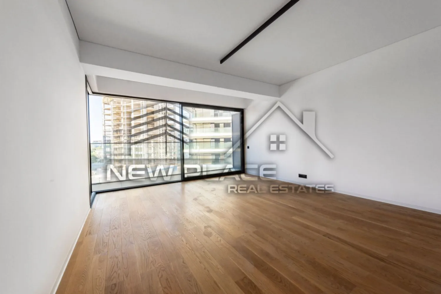 YachtKID | Vedere catre Lac | 231,000+TVA | Terasa 12,40 | LUX - New Place Real Estate Company va propune spre vanzare un apartament de 2 camere situat in zona de Nord a Bucurestiului - YachtKID.

Apartamentul este situat la Etajul 3, are o suprafata construita de 74,70 mp si suprafata utila totala de 64,90 mp, are vederea libera (orientare spre Est), fiind compus din living de 23,10 mp, bucatarie inchisa de 5,10 mp, dormitor de 13,30 mp, baie de 4,70 mp, un hol cu o zona de depozitare de 6,30 mp si o terasa de 12,40 mp.

Separat se poate achizitiona un Loc de Parcare situat la subteranul imobilului.

YachtKID este un complex rezidential situat in partea de Nord a Bucurestiului, in apropierea principalelor puncte de interes din zona de Nord a capitalei. Aceasta zona este cunoscuta pentru spatiile verzi si pentru parcurile din zona, care ofera o oaza de liniste si faciliteaza apropierea de natura in mijlocul agitatiei urbane. Parcul Herastrau, Lacul Tei, Parcul Floreasca sau Parcul Circului sunt doar cateva dintre cele mai populare locuri de relaxare. Unul dintre cele mai mari avantaje ale zonei de Nord este accesibilitatea si usurinta cu care poți ajunge in orice parte a orasului. In aceasta zona se afla statii de metrou, cum ar fi: Aviatorilor si Pipera, care faciliteaza accesul rapid la alte zone din oras. De asemenea aici gasim unele dintre cele mai importante artere cum ar fi: DN1 sau Autostrada A3, care ofera acces rapid la iesirea din oras. In zona se afla cele mai importante centre de afaceri, precum si mall-uri, restaurante de top, gradinite si scoli recunoscute la nivel international: Promenada Mall, Baneasa Shopping City, City Gate, Tiriac Tower, Oracle.

YachtKID este una dintre cele mai bune optiuni pentru un stil de viata comod si confortabil. Beneficiile sunt multiple si acopera o gama larga de nevoi si preferinte. YachtKID include atat unitati rezidentiale, cat si spatii comerciale si de servicii, numeroase facilitati precum spatii verzi, servicii de concierge, vederi panoramice, piscine infinity si parcare subterana dotata cu statii de incarcare electrica.

Finisajele premium, materialele de calitate superioara cat si tehnologia de ultima generatie folosita reprezinta un aspect important al alegerii achiziționarii unui imobil in YachtKID. Cladirea este finisata cu cele mai bune materiale si proiectata pentru a oferi exeperianta locuirii la un nivel inalt, care se diferentiaza prin detalii si design unic. Acest lucru garanteaza nu numai confortul si siguranta, ci si economii semnificative la facturile utilitatilor individuale cat si colective. Elementele decorative pentru intradosul balcoanelor sunt o premiera, fiind realizate din materiale compozite avansate, o abordare unica pe piata din Romania. Structura de rezistenta din beton armat este realizata prin utillizarea tehnologiilor de post-tensionare, respectand cele mai exigente normative. Pereții dintre apartamente sunt construiți din zidarie confinata. La fatada cladirii s-a folosit un sistem de fatade ventilate de ultima generatie cu tehnologii de sigilare și etanseizare la aer, apa si vant.

Pentru mai multe detalii, nu ezitati sa ne contactati.

Aceasta oferta apartine New Place Real Estate Company.
