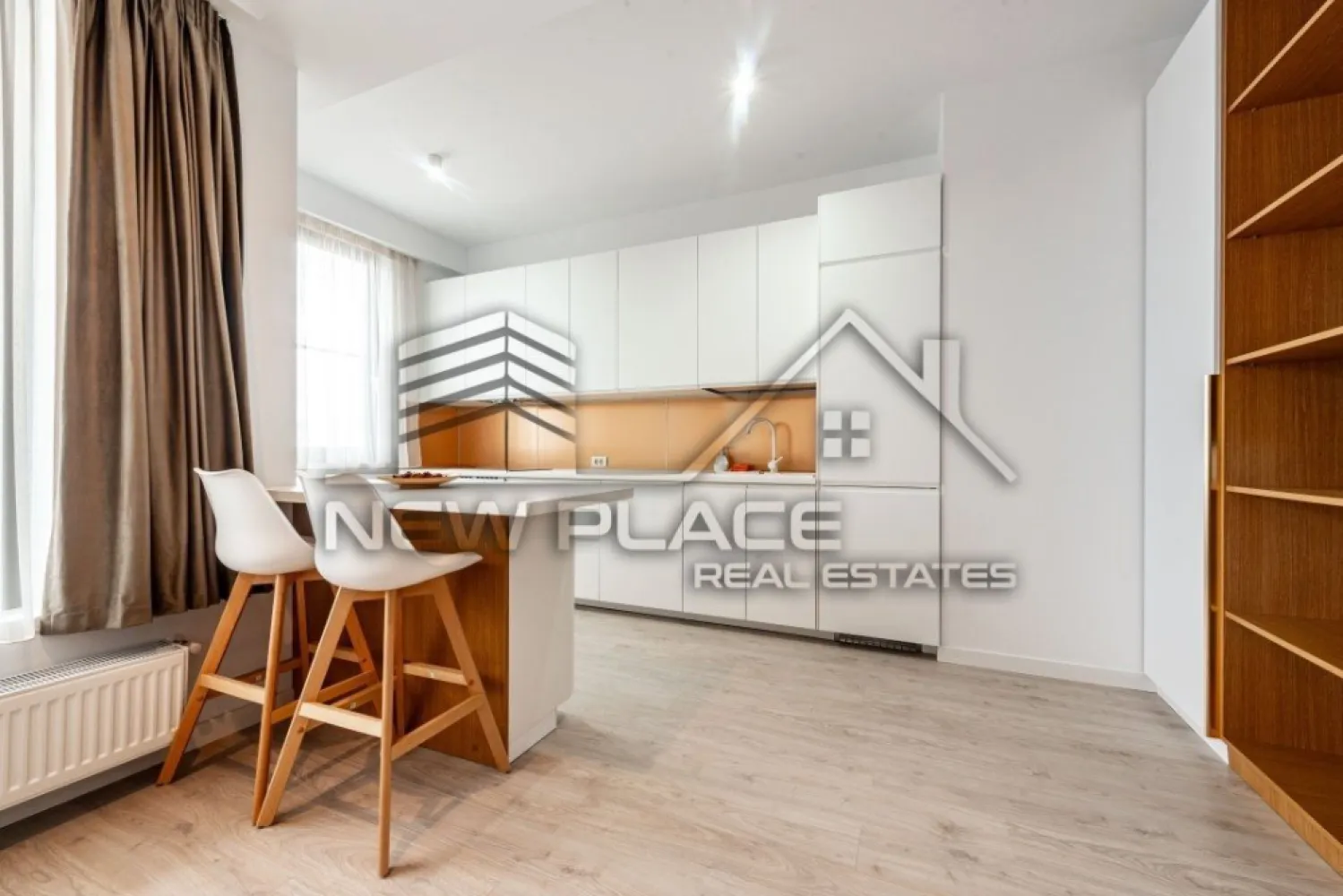 RESIDENCE 5 | Parcare subterana | Apartament exclusivist | View liber | Lux - New Place Real Estate Company va propune spre inchiriere un apartament intr-un ansamblu rezidential nou, in apropiere de rondul OMV - cu o arhitectura moderna si eleganta, cu finisaje de top si o calitate excelenta a constructiei.

Apartamentul se inchiriaza modern mobilat / utilat, are o suprafata construita de 74 mp si este compus din: living de 19.4 mp, bucatarie open space de 10.9 mp, hol de 6.9 mp, dormitor de 14.2 mp, baie de 4.6 mp si balcon de 5.9 mp.

Apartamentul dispunde de un loc de parcare situat la subteranul imobilului.

Ansamblul din care face parte apartamentul asigura garantia unei locuinte de calitate, de la brandurile alese pentru finisajele de interior pana la calitatea lucrarii, executate cu echipe de profesionisti.

- Placaj ceramic marca Marazzi
- Parchet laminat Tarkett sau Eger
- Usi de interior marca Pinum
- Obiecte sanitare brand Ideal Standard (sau similar)
- Centrala de bloc cu contorizare individuala, citire electronica
- Aer conditionat (instalatie si aparat)

Pentru mai multe detalii sau oferte similare, nu ezitati sa ne contactati.

Aceasta oferta apartine New Place Real Estate Company.