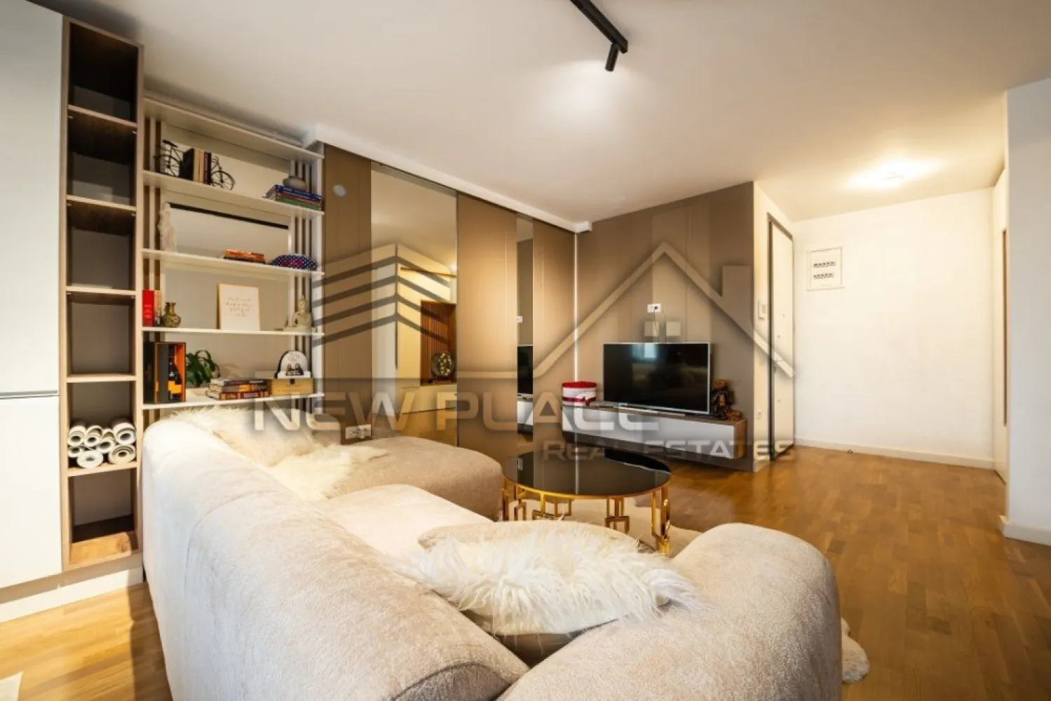 Apartament exclusivist | Terasa de 96 mp | Poze Reale | Lux - New Place Real Estate Company va propune spre vanzare un apartament deosebit, situat in zona Floreasca, intr un bloc nou din 2021, in proximitatea unor puncte de interes, ca: parcuri, birouri, centre comerciale, scoli, gradinite, restaurante sau sali de sport.

Apartamentul are o vedere panoramica cu view liber, cu orientare spre Est si are o suprafata utila de 56.17 mp (Living + Bucatarie - 32.93 mp, Dormitor - 14.57 mp, Baie - 4.61 mp, Dressing - 4.06 mp) si o terasa imensa de 96.19 mp.

Rafinamentul deosebit, designul modern, spatiul generos si confortul sunt doar cateva dintre lucrurile pe care le gasesti mereu aici. Ansamblul isi face prezenta vizibil printr-un design modern al materialelor din aluminiu si sticla laminata. Cu terase deschise, balcoane spatioase cu balustrade din geamuri securizate si ascensoare tip duplex, privelistea devine un atu al etajelor superioare.

Finisaje exterioare: material fatada cladire din aluminiu si sticla (LOW E) Saint Gobain 4 Seasons, placaj fatada din material ceramic, portelan si lemn cu cleme aparente, izolatie fatada prin termosistem, ventilata si mix, balustrada din sticla laminata si securizata, ascensoare tip duplex Schindler, compartimentari exterioare din BCA YTONG.

Finisaje interioare: centrala proprie Buderus (cu boiler incorporat), incalzire prin pardoseala, tamplarie aluminiu cu geam termopan tripan, radiatoare Vogel & Noot, parchet triplustratificat din lemn natural, faianta si gresie(Made in Italy) Porcelanosa, bucatarie deschisa, complet mobilata, compartimentari interioare prin gipscarton Rigips/Siniat, obiecte sanitare Villeroy & Boch, baterii sanitare Kludi, prize si intrerupatoare Legrand-Bticino Matix, corpuri de iluminat Pelsan/Arlight.

Pentru mai multe detalii sau oferte similare, nu ezitati sa ne contactati.

Aceasta oferta apartine New Place Real Estate Company.