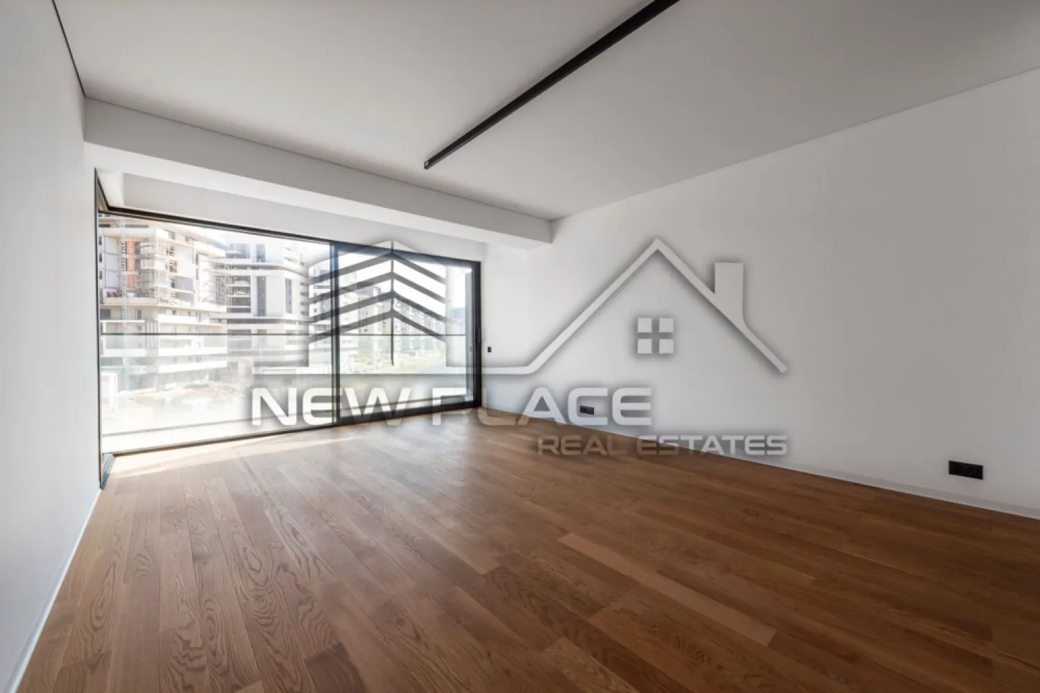 YachtKID | Terasa de 11,70 mp | 196,000+TVA | Bucatarie inchisa | LUX - New Place Real Estate Company va propune spre vanzare un apartament de 2 camere situat in zona de Nord a Bucurestiului - YachtKID.

Apartamentul este situat la Etajul 4, are o suprafata construita de 74,70 mp si suprafata utila totala de 62,60 mp, are vederea libera (orientare spre Vest), fiind compus din living de 23,10 mp, bucatarie inchisa de 5,40 mp, dormitor de 12,20 mp, baie de 4,60 mp, un hol cu o zona de depozitare de 5,60 mp si o terasa de 11,70 mp.

Separat se poate achizitiona un Loc de Parcare situat la subteranul imobilului.

YachtKID este un complex rezidential situat in partea de Nord a Bucurestiului, in apropierea principalelor puncte de interes din zona de Nord a capitalei. Aceasta zona este cunoscuta pentru spatiile verzi si pentru parcurile din zona, care ofera o oaza de liniste si faciliteaza apropierea de natura in mijlocul agitatiei urbane. Parcul Herastrau, Lacul Tei, Parcul Floreasca sau Parcul Circului sunt doar cateva dintre cele mai populare locuri de relaxare. Unul dintre cele mai mari avantaje ale zonei de Nord este accesibilitatea si usurinta cu care poți ajunge in orice parte a orasului. In aceasta zona se afla statii de metrou, cum ar fi: Aviatorilor si Pipera, care faciliteaza accesul rapid la alte zone din oras. De asemenea aici gasim unele dintre cele mai importante artere cum ar fi: DN1 sau Autostrada A3, care ofera acces rapid la iesirea din oras. In zona se afla cele mai importante centre de afaceri, precum si mall-uri, restaurante de top, gradinite si scoli recunoscute la nivel international: Promenada Mall, Baneasa Shopping City, City Gate, Tiriac Tower, Oracle.

YachtKID este una dintre cele mai bune optiuni pentru un stil de viata comod si confortabil. Beneficiile sunt multiple si acopera o gama larga de nevoi si preferinte. YachtKID include atat unitati rezidentiale, cat si spatii comerciale si de servicii, numeroase facilitati precum spatii verzi, servicii de concierge, vederi panoramice, piscine infinity si parcare subterana dotata cu statii de incarcare electrica.

Finisajele premium, materialele de calitate superioara cat si tehnologia de ultima generatie folosita reprezinta un aspect important al alegerii achiziționarii unui imobil in YachtKID. Cladirea este finisata cu cele mai bune materiale si proiectata pentru a oferi exeperianta locuirii la un nivel inalt, care se diferentiaza prin detalii si design unic. Acest lucru garanteaza nu numai confortul si siguranta, ci si economii semnificative la facturile utilitatilor individuale cat si colective. Elementele decorative pentru intradosul balcoanelor sunt o premiera, fiind realizate din materiale compozite avansate, o abordare unica pe piata din Romania. Structura de rezistenta din beton armat este realizata prin utillizarea tehnologiilor de post-tensionare, respectand cele mai exigente normative. Pereții dintre apartamente sunt construiți din zidarie confinata. La fatada cladirii s-a folosit un sistem de fatade ventilate de ultima generatie cu tehnologii de sigilare și etanseizare la aer, apa si vant.

Pentru mai multe detalii, nu ezitati sa ne contactati.

Aceasta oferta apartine New Place Real Estate Company.