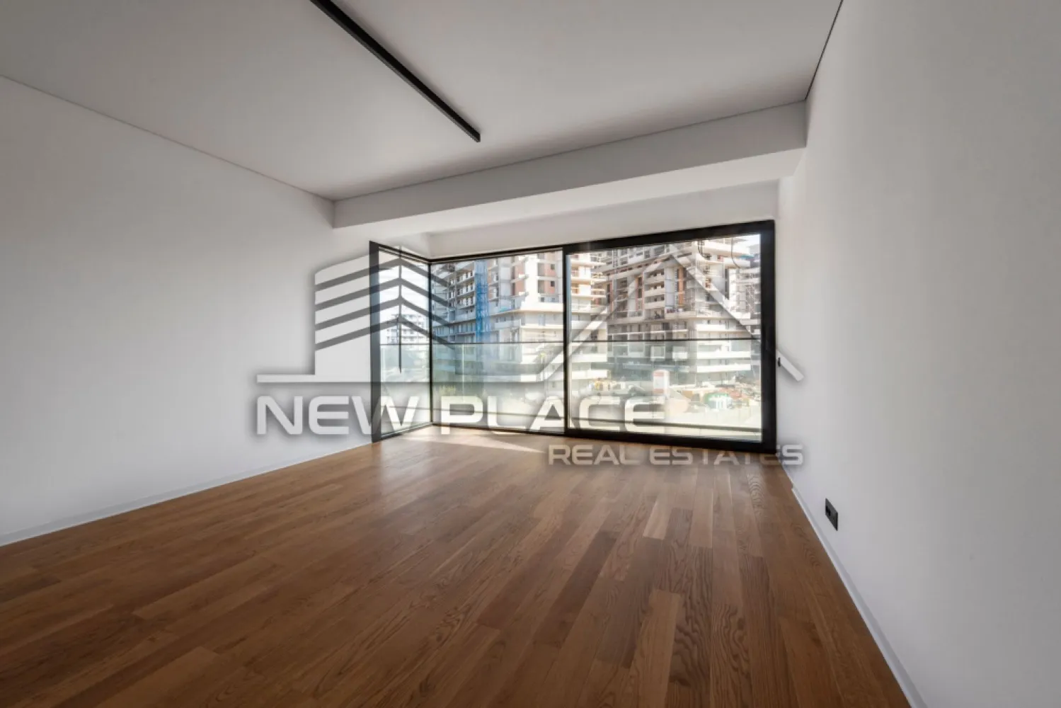 YachtKID | Terasa de 11,70 mp | 196,000+TVA | Bucatarie inchisa | LUX - New Place Real Estate Company va propune spre vanzare un apartament de 2 camere situat in zona de Nord a Bucurestiului - YachtKID.

Apartamentul este situat la Etajul 4, are o suprafata construita de 74,70 mp si suprafata utila totala de 62,60 mp, are vederea libera (orientare spre Vest), fiind compus din living de 23,10 mp, bucatarie inchisa de 5,40 mp, dormitor de 12,20 mp, baie de 4,60 mp, un hol cu o zona de depozitare de 5,60 mp si o terasa de 11,70 mp.

Separat se poate achizitiona un Loc de Parcare situat la subteranul imobilului.

YachtKID este un complex rezidential situat in partea de Nord a Bucurestiului, in apropierea principalelor puncte de interes din zona de Nord a capitalei. Aceasta zona este cunoscuta pentru spatiile verzi si pentru parcurile din zona, care ofera o oaza de liniste si faciliteaza apropierea de natura in mijlocul agitatiei urbane. Parcul Herastrau, Lacul Tei, Parcul Floreasca sau Parcul Circului sunt doar cateva dintre cele mai populare locuri de relaxare. Unul dintre cele mai mari avantaje ale zonei de Nord este accesibilitatea si usurinta cu care poți ajunge in orice parte a orasului. In aceasta zona se afla statii de metrou, cum ar fi: Aviatorilor si Pipera, care faciliteaza accesul rapid la alte zone din oras. De asemenea aici gasim unele dintre cele mai importante artere cum ar fi: DN1 sau Autostrada A3, care ofera acces rapid la iesirea din oras. In zona se afla cele mai importante centre de afaceri, precum si mall-uri, restaurante de top, gradinite si scoli recunoscute la nivel international: Promenada Mall, Baneasa Shopping City, City Gate, Tiriac Tower, Oracle.

YachtKID este una dintre cele mai bune optiuni pentru un stil de viata comod si confortabil. Beneficiile sunt multiple si acopera o gama larga de nevoi si preferinte. YachtKID include atat unitati rezidentiale, cat si spatii comerciale si de servicii, numeroase facilitati precum spatii verzi, servicii de concierge, vederi panoramice, piscine infinity si parcare subterana dotata cu statii de incarcare electrica.

Finisajele premium, materialele de calitate superioara cat si tehnologia de ultima generatie folosita reprezinta un aspect important al alegerii achiziționarii unui imobil in YachtKID. Cladirea este finisata cu cele mai bune materiale si proiectata pentru a oferi exeperianta locuirii la un nivel inalt, care se diferentiaza prin detalii si design unic. Acest lucru garanteaza nu numai confortul si siguranta, ci si economii semnificative la facturile utilitatilor individuale cat si colective. Elementele decorative pentru intradosul balcoanelor sunt o premiera, fiind realizate din materiale compozite avansate, o abordare unica pe piata din Romania. Structura de rezistenta din beton armat este realizata prin utillizarea tehnologiilor de post-tensionare, respectand cele mai exigente normative. Pereții dintre apartamente sunt construiți din zidarie confinata. La fatada cladirii s-a folosit un sistem de fatade ventilate de ultima generatie cu tehnologii de sigilare și etanseizare la aer, apa si vant.

Pentru mai multe detalii, nu ezitati sa ne contactati.

Aceasta oferta apartine New Place Real Estate Company.