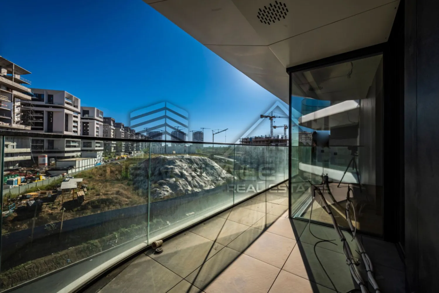 YachtKID | Terasa de 11,50 mp | 201,000+TVA | Bucatarie inchisa | LUX - New Place Real Estate Company va propune spre vanzare un apartament de 2 camere situat in zona de Nord a Bucurestiului - YachtKID.

Apartamentul este situat la Etajul 4, are o suprafata construita de 73,30 mp si suprafata utila totala de 63,90 mp, are vederea libera (orientare spre Vest), fiind compus din living de 22,70 mp, bucatarie inchisa de 5,10 mp, dormitor de 14,00 mp, baie de 4,60 mp, un hol cu o zona de depozitare de 6,00 mp si o terasa de 11,50 mp.

Separat se poate achizitiona un Loc de Parcare situat la subteranul imobilului.

YachtKID este un complex rezidential situat in partea de Nord a Bucurestiului, in apropierea principalelor puncte de interes din zona de Nord a capitalei. Aceasta zona este cunoscuta pentru spatiile verzi si pentru parcurile din zona, care ofera o oaza de liniste si faciliteaza apropierea de natura in mijlocul agitatiei urbane. Parcul Herastrau, Lacul Tei, Parcul Floreasca sau Parcul Circului sunt doar cateva dintre cele mai populare locuri de relaxare. Unul dintre cele mai mari avantaje ale zonei de Nord este accesibilitatea si usurinta cu care poți ajunge in orice parte a orasului. In aceasta zona se afla statii de metrou, cum ar fi: Aviatorilor si Pipera, care faciliteaza accesul rapid la alte zone din oras. De asemenea aici gasim unele dintre cele mai importante artere cum ar fi: DN1 sau Autostrada A3, care ofera acces rapid la iesirea din oras. In zona se afla cele mai importante centre de afaceri, precum si mall-uri, restaurante de top, gradinite si scoli recunoscute la nivel international: Promenada Mall, Baneasa Shopping City, City Gate, Tiriac Tower, Oracle.

YachtKID este una dintre cele mai bune optiuni pentru un stil de viata comod si confortabil. Beneficiile sunt multiple si acopera o gama larga de nevoi si preferinte. YachtKID include atat unitati rezidentiale, cat si spatii comerciale si de servicii, numeroase facilitati precum spatii verzi, servicii de concierge, vederi panoramice, piscine infinity si parcare subterana dotata cu statii de incarcare electrica.

Finisajele premium, materialele de calitate superioara cat si tehnologia de ultima generatie folosita reprezinta un aspect important al alegerii achiziționarii unui imobil in YachtKID. Cladirea este finisata cu cele mai bune materiale si proiectata pentru a oferi exeperianta locuirii la un nivel inalt, care se diferentiaza prin detalii si design unic. Acest lucru garanteaza nu numai confortul si siguranta, ci si economii semnificative la facturile utilitatilor individuale cat si colective. Elementele decorative pentru intradosul balcoanelor sunt o premiera, fiind realizate din materiale compozite avansate, o abordare unica pe piata din Romania. Structura de rezistenta din beton armat este realizata prin utillizarea tehnologiilor de post-tensionare, respectand cele mai exigente normative. Pereții dintre apartamente sunt construiți din zidarie confinata. La fatada cladirii s-a folosit un sistem de fatade ventilate de ultima generatie cu tehnologii de sigilare și etanseizare la aer, apa si vant.

Pentru mai multe detalii, nu ezitati sa ne contactati.

Aceasta oferta apartine New Place Real Estate Company.