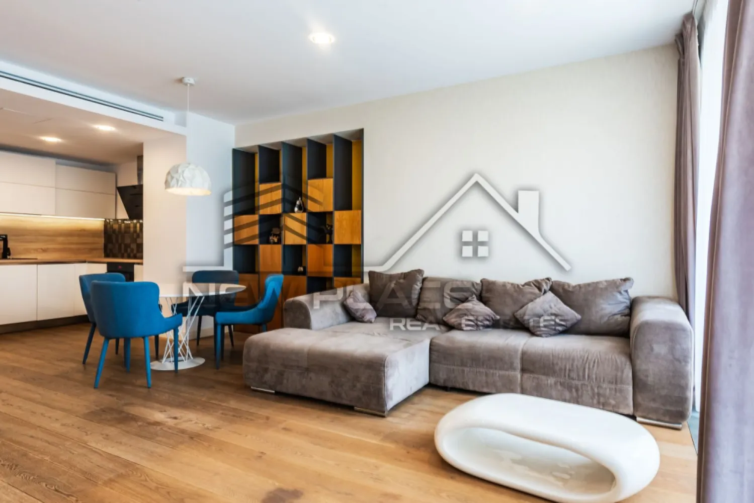 Cortina Residence | Exclusivitate | 950 Eur+TVA | Mobila Rovere | LUX - New Place Real Estate Company va propune spre inchiriere un apartament deosebit, situat intr-un complex rezidential din zona Herastrau.

Inchiriere apartament 2 camere bloc nou - Cortina Residence, complet mobilat si utilat nou, mobilat lux, Etajul 8.

Apartamentul dispune de un loc de parcare situat la subteranul imobilului.

Atat apartamentul cat si spatiile comune ale intregului ansamblu beneficiaza de finisaje de calitate superioara de lux.

Cortina Residence este un ansamblu rezidential localizat in zona de Nord a Bucurestiului, in Sectorul 1, ce beneficiaza de proximitatea Parcului Herastrau dar si de accesul facil catre Soseaua Bucuresti Ploiesti/Centura/Aeroportul Otopeni sau catre centrul orasului facand legatura cu Strada Nicolae G. Caramfil, Strada Barbu Vacarescu, Calea Floreasca sau Bulevardul Aviatorilor.

Pentru mai multe detalii sau oferte similare, nu ezitati sa ne contactati.

Aceasta oferta apartine New Place Real Estate Company.