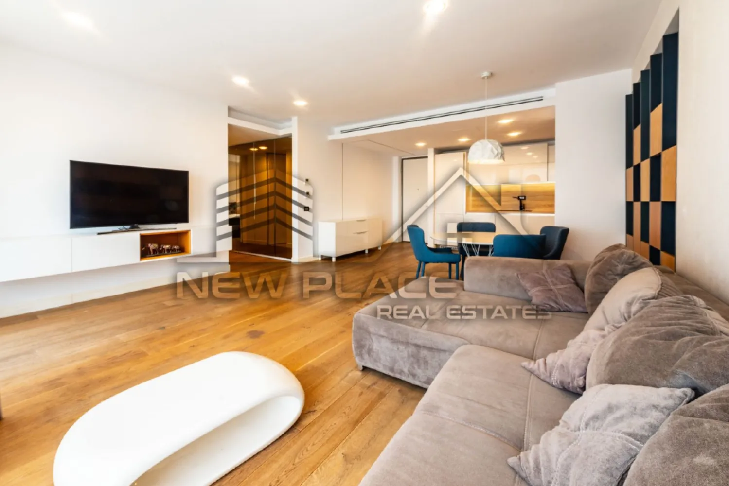 Cortina Residence | Exclusivitate | 950 Eur+TVA | Mobila Rovere | LUX - New Place Real Estate Company va propune spre inchiriere un apartament deosebit, situat intr-un complex rezidential din zona Herastrau.

Inchiriere apartament 2 camere bloc nou - Cortina Residence, complet mobilat si utilat nou, mobilat lux, Etajul 8.

Apartamentul dispune de un loc de parcare situat la subteranul imobilului.

Atat apartamentul cat si spatiile comune ale intregului ansamblu beneficiaza de finisaje de calitate superioara de lux.

Cortina Residence este un ansamblu rezidential localizat in zona de Nord a Bucurestiului, in Sectorul 1, ce beneficiaza de proximitatea Parcului Herastrau dar si de accesul facil catre Soseaua Bucuresti Ploiesti/Centura/Aeroportul Otopeni sau catre centrul orasului facand legatura cu Strada Nicolae G. Caramfil, Strada Barbu Vacarescu, Calea Floreasca sau Bulevardul Aviatorilor.

Pentru mai multe detalii sau oferte similare, nu ezitati sa ne contactati.

Aceasta oferta apartine New Place Real Estate Company.