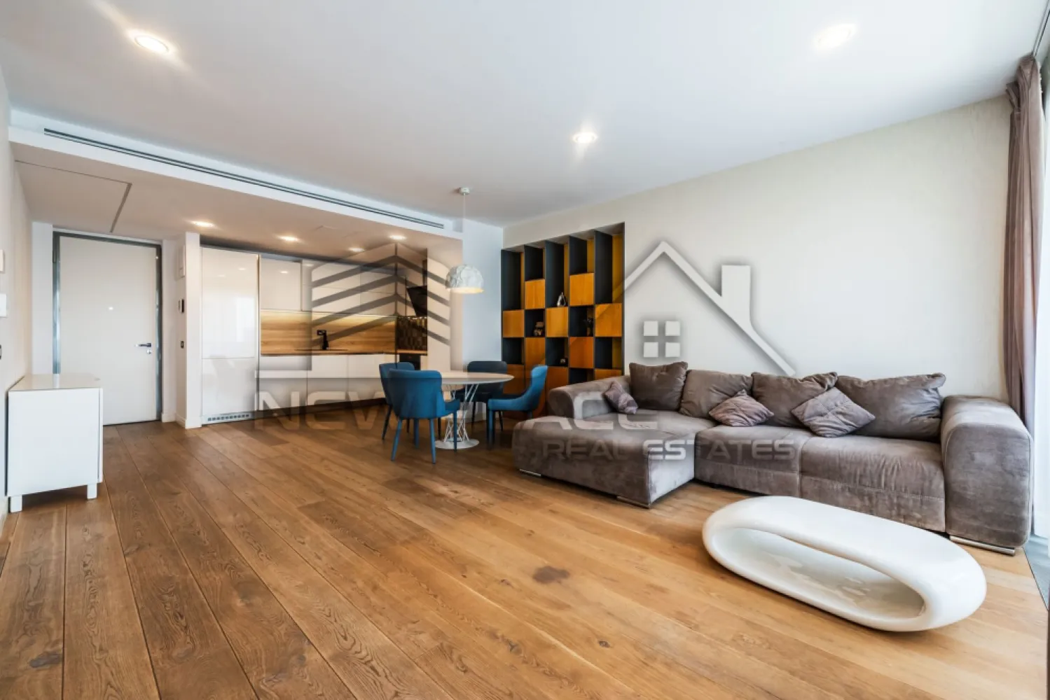 Cortina Residence | Exclusivitate | 950 Eur+TVA | Mobila Rovere | LUX - New Place Real Estate Company va propune spre inchiriere un apartament deosebit, situat intr-un complex rezidential din zona Herastrau.

Inchiriere apartament 2 camere bloc nou - Cortina Residence, complet mobilat si utilat nou, mobilat lux, Etajul 8.

Apartamentul dispune de un loc de parcare situat la subteranul imobilului.

Atat apartamentul cat si spatiile comune ale intregului ansamblu beneficiaza de finisaje de calitate superioara de lux.

Cortina Residence este un ansamblu rezidential localizat in zona de Nord a Bucurestiului, in Sectorul 1, ce beneficiaza de proximitatea Parcului Herastrau dar si de accesul facil catre Soseaua Bucuresti Ploiesti/Centura/Aeroportul Otopeni sau catre centrul orasului facand legatura cu Strada Nicolae G. Caramfil, Strada Barbu Vacarescu, Calea Floreasca sau Bulevardul Aviatorilor.

Pentru mai multe detalii sau oferte similare, nu ezitati sa ne contactati.

Aceasta oferta apartine New Place Real Estate Company.