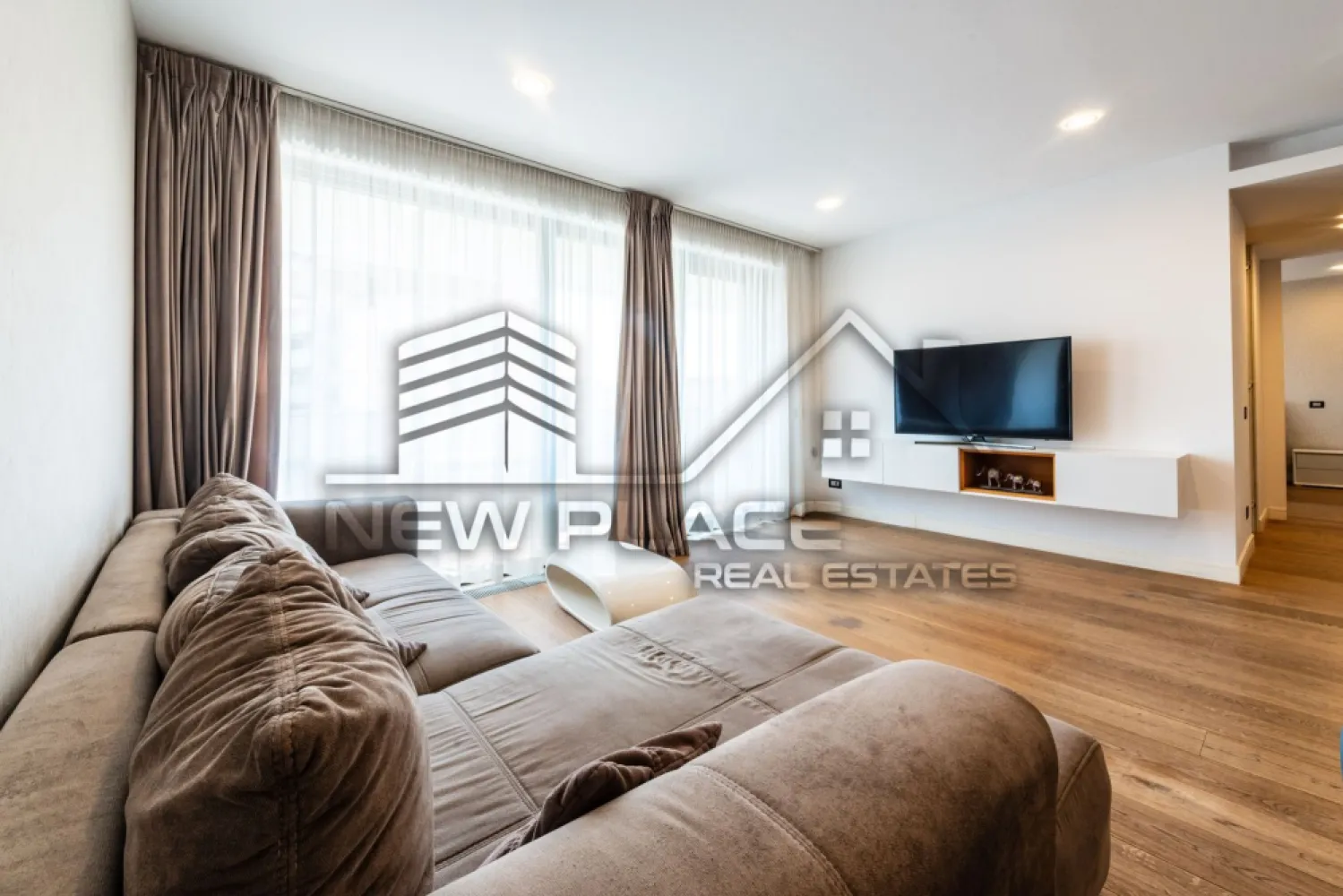 Cortina Residence | Exclusivitate | 950 Eur+TVA | Mobila Rovere | LUX - New Place Real Estate Company va propune spre inchiriere un apartament deosebit, situat intr-un complex rezidential din zona Herastrau.

Inchiriere apartament 2 camere bloc nou - Cortina Residence, complet mobilat si utilat nou, mobilat lux, Etajul 8.

Apartamentul dispune de un loc de parcare situat la subteranul imobilului.

Atat apartamentul cat si spatiile comune ale intregului ansamblu beneficiaza de finisaje de calitate superioara de lux.

Cortina Residence este un ansamblu rezidential localizat in zona de Nord a Bucurestiului, in Sectorul 1, ce beneficiaza de proximitatea Parcului Herastrau dar si de accesul facil catre Soseaua Bucuresti Ploiesti/Centura/Aeroportul Otopeni sau catre centrul orasului facand legatura cu Strada Nicolae G. Caramfil, Strada Barbu Vacarescu, Calea Floreasca sau Bulevardul Aviatorilor.

Pentru mai multe detalii sau oferte similare, nu ezitati sa ne contactati.

Aceasta oferta apartine New Place Real Estate Company.