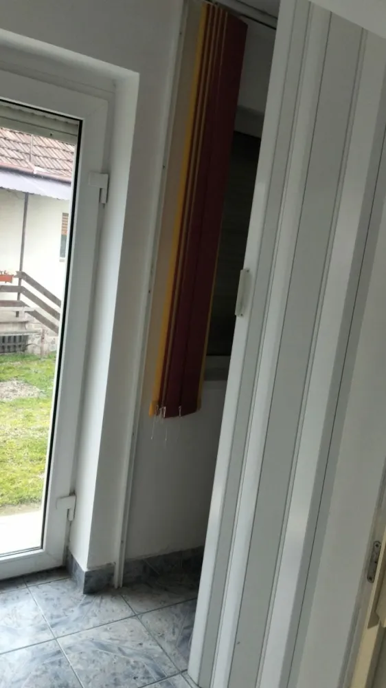 Case de vanzare Sat Grosi Comuna Auseu - Case de vanzare Comuna Auseu Sat Grosi&nbsp;1 din case se poate folosi ca si spatiu comercial , a fost magazin de haine.pentru mai multe detalii cu mare drag telefonic sau pe Whatsapp }}