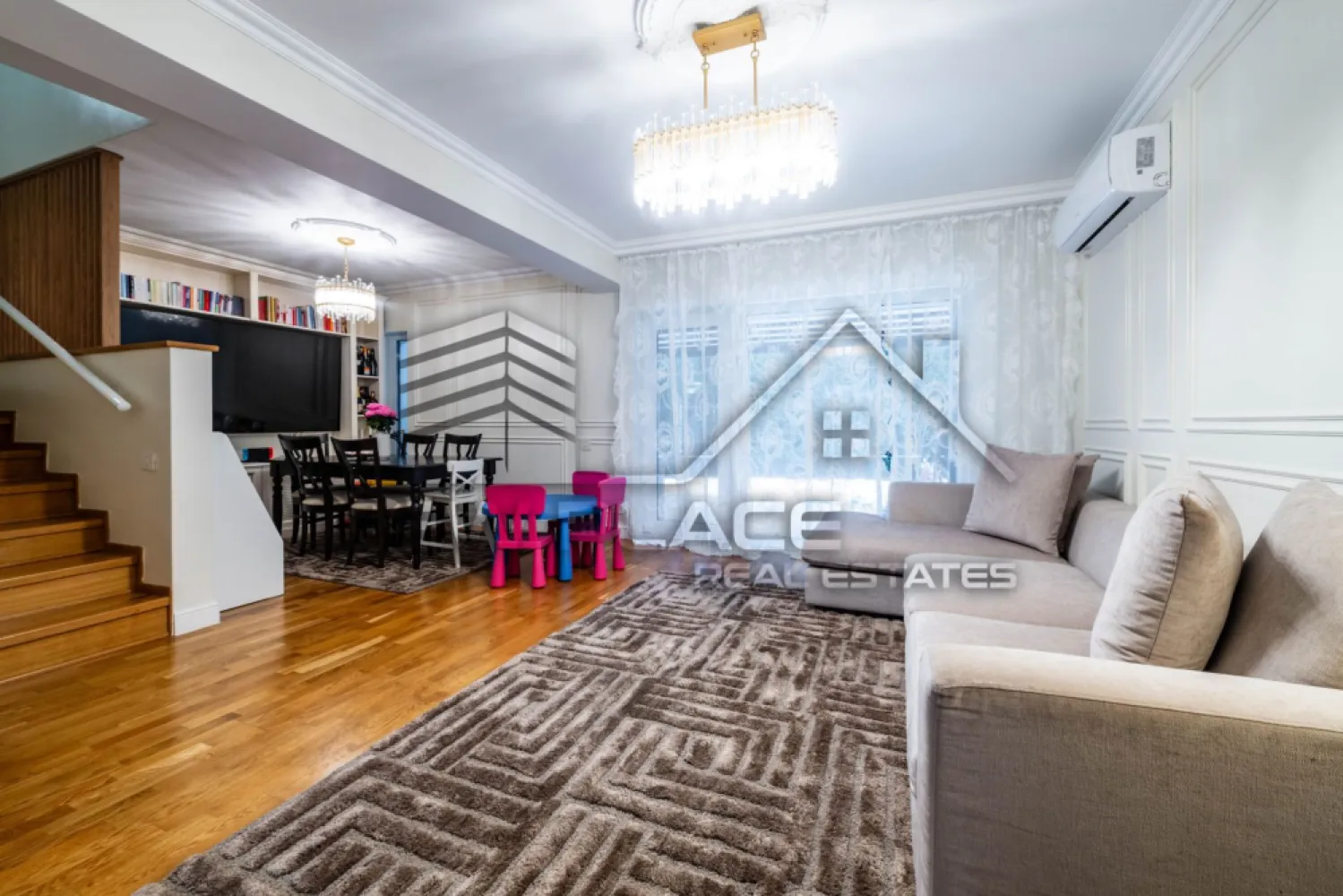 Vila cu gradina proprie | 2 Parcari incluse | Exclusivitate | LUX - New Place Real Estate Company va propune spre vanzare o vila deosebita cu suprafata utila totala de 156.16 mp, cu gradina proprie in suprafata de 40 mp, situata chiar in centrul districtului de business din Nordul Capitalei, intr un ansamblul rezidential din Pipera, in cel mai aerisit cartier din nordul capitalei.

Vila se vinde partial mobilata si utilata (doar bucataria este mobilata) si este amplasata pe 3 niveluri: Parter, Etaj si Mansarda.

La Parter se afla zona de zi desfasurata astfel: living + dinning in suprafata de 30.28 mp, bucataria de 9.40 mp, grup sanitar de 2.00 mp, hol de 5.50 mp, spatiu de depozitare de 3.56 mp, o scara interioara de 3.00 mp, o terasa acoperita de 12.11 mp si o gradina de 40 mp;

La Etaj avem zona de noapte formata dintr un dormitor matrimonial cu suprafeta de 14.20 mp cu un dressing de 3.45 mp si o baie proprie de 4.97 mp, inca 2 dormitoare de 13.36 mp respectiv 11.04 mp, deservite de o baie de 4.53 mp, hol de 4.12 si scara interioara de 4.68 mp.

La Mansarda avem o camera hobby cu suprafeta de 23.26 mp, cu o baie de serviciu si scara interioara de 5.00 mp.

Vila dispune de 2 locuri de parcare situate la suprateran.

Facilitati in apropiere:
Plaza Pipera Mall
World Class
Starbucks
Scoala Privata Turca
Scoala Germana Hermannoberth
Cambridge School
Scoala Americana
Liceul Mark Twain
Scoala Gimnaziala Nr. 3
Scoala Primara Nr. 10

Pentru mai multe detalii sau oferte similare, nu ezitati sa ne contactati.

Aceasta oferta apartine New Place Real Estate Company.