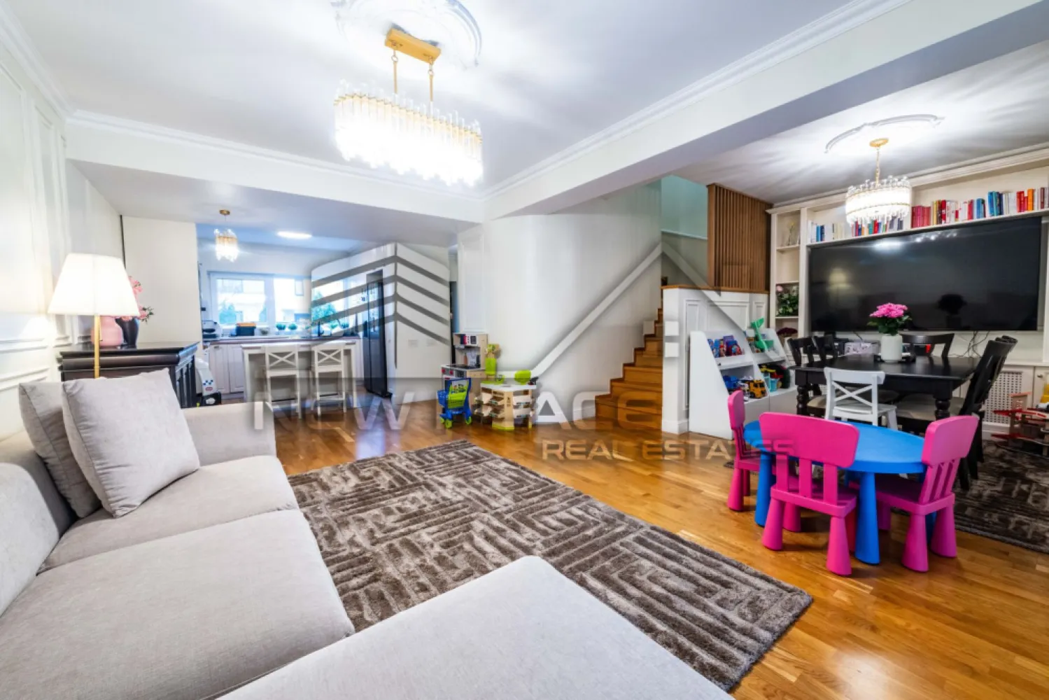 Vila cu gradina proprie | 2 Parcari incluse | Exclusivitate | LUX - New Place Real Estate Company va propune spre vanzare o vila deosebita cu suprafata utila totala de 156.16 mp, cu gradina proprie in suprafata de 40 mp, situata chiar in centrul districtului de business din Nordul Capitalei, intr un ansamblul rezidential din Pipera, in cel mai aerisit cartier din nordul capitalei.

Vila se vinde partial mobilata si utilata (doar bucataria este mobilata) si este amplasata pe 3 niveluri: Parter, Etaj si Mansarda.

La Parter se afla zona de zi desfasurata astfel: living + dinning in suprafata de 30.28 mp, bucataria de 9.40 mp, grup sanitar de 2.00 mp, hol de 5.50 mp, spatiu de depozitare de 3.56 mp, o scara interioara de 3.00 mp, o terasa acoperita de 12.11 mp si o gradina de 40 mp;

La Etaj avem zona de noapte formata dintr un dormitor matrimonial cu suprafeta de 14.20 mp cu un dressing de 3.45 mp si o baie proprie de 4.97 mp, inca 2 dormitoare de 13.36 mp respectiv 11.04 mp, deservite de o baie de 4.53 mp, hol de 4.12 si scara interioara de 4.68 mp.

La Mansarda avem o camera hobby cu suprafeta de 23.26 mp, cu o baie de serviciu si scara interioara de 5.00 mp.

Vila dispune de 2 locuri de parcare situate la suprateran.

Facilitati in apropiere:
Plaza Pipera Mall
World Class
Starbucks
Scoala Privata Turca
Scoala Germana Hermannoberth
Cambridge School
Scoala Americana
Liceul Mark Twain
Scoala Gimnaziala Nr. 3
Scoala Primara Nr. 10

Pentru mai multe detalii sau oferte similare, nu ezitati sa ne contactati.

Aceasta oferta apartine New Place Real Estate Company.